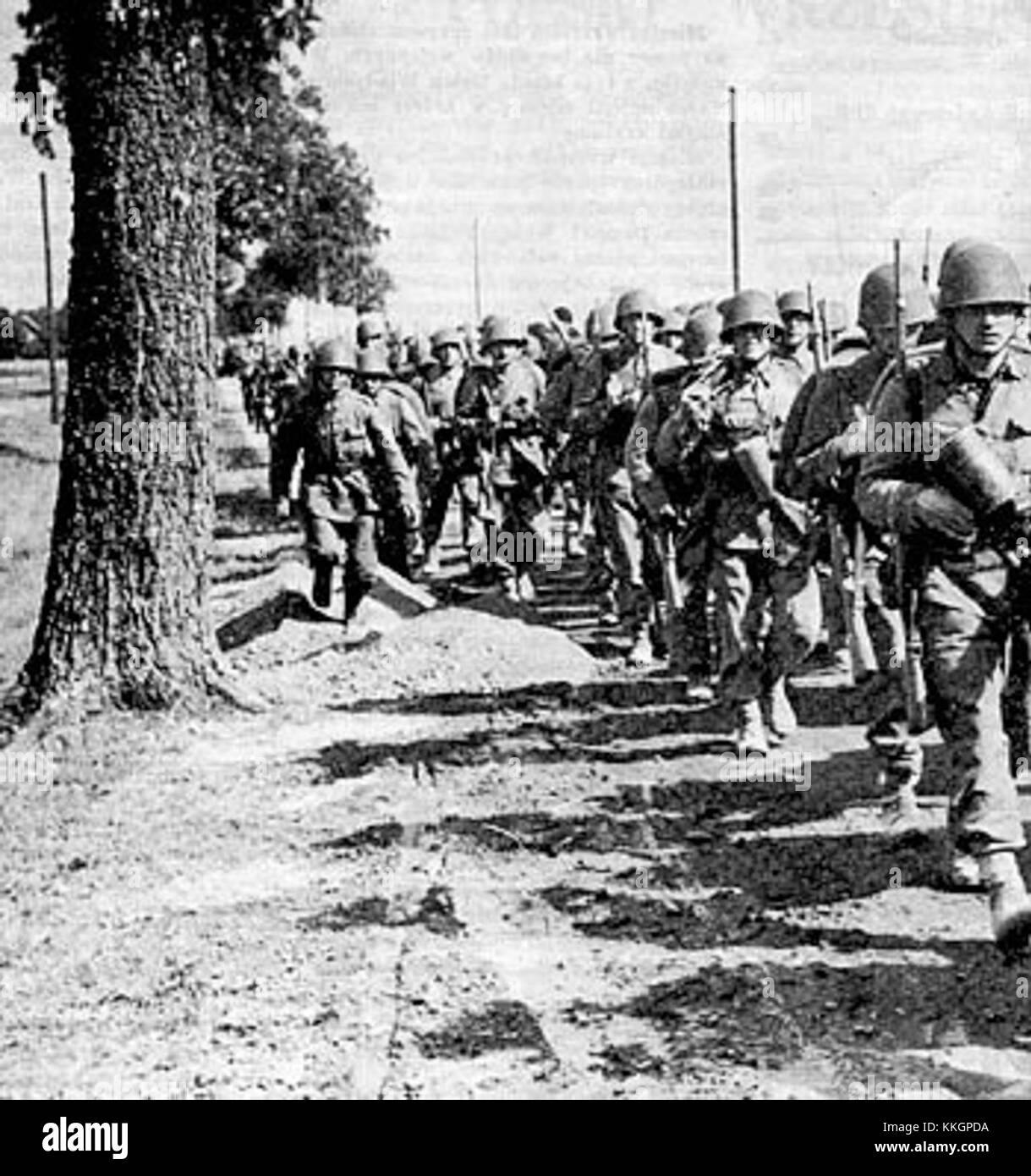 Polnische Infanterie-Marsch bezieht sich auf ein historisches Ereignis oder eine militärische Formation, an der polnische Soldaten beteiligt sind. Dieses Bild fängt den disziplinierten Marsch der polnischen Infanterie ein und zeigt die militärische Tradition und Disziplin innerhalb der polnischen Armee. Stockfoto