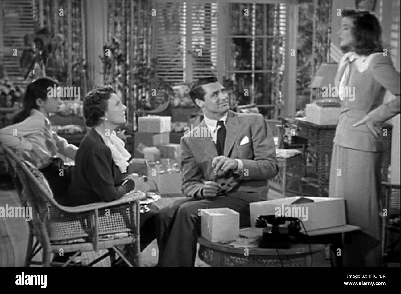 Ein Foto aus dem Jahr 1972, das eine Szene aus „The Philadelphia Story“, einem klassischen amerikanischen Film, mit der Hauptbesetzung in einem unvergesslichen Moment zeigt. Stockfoto