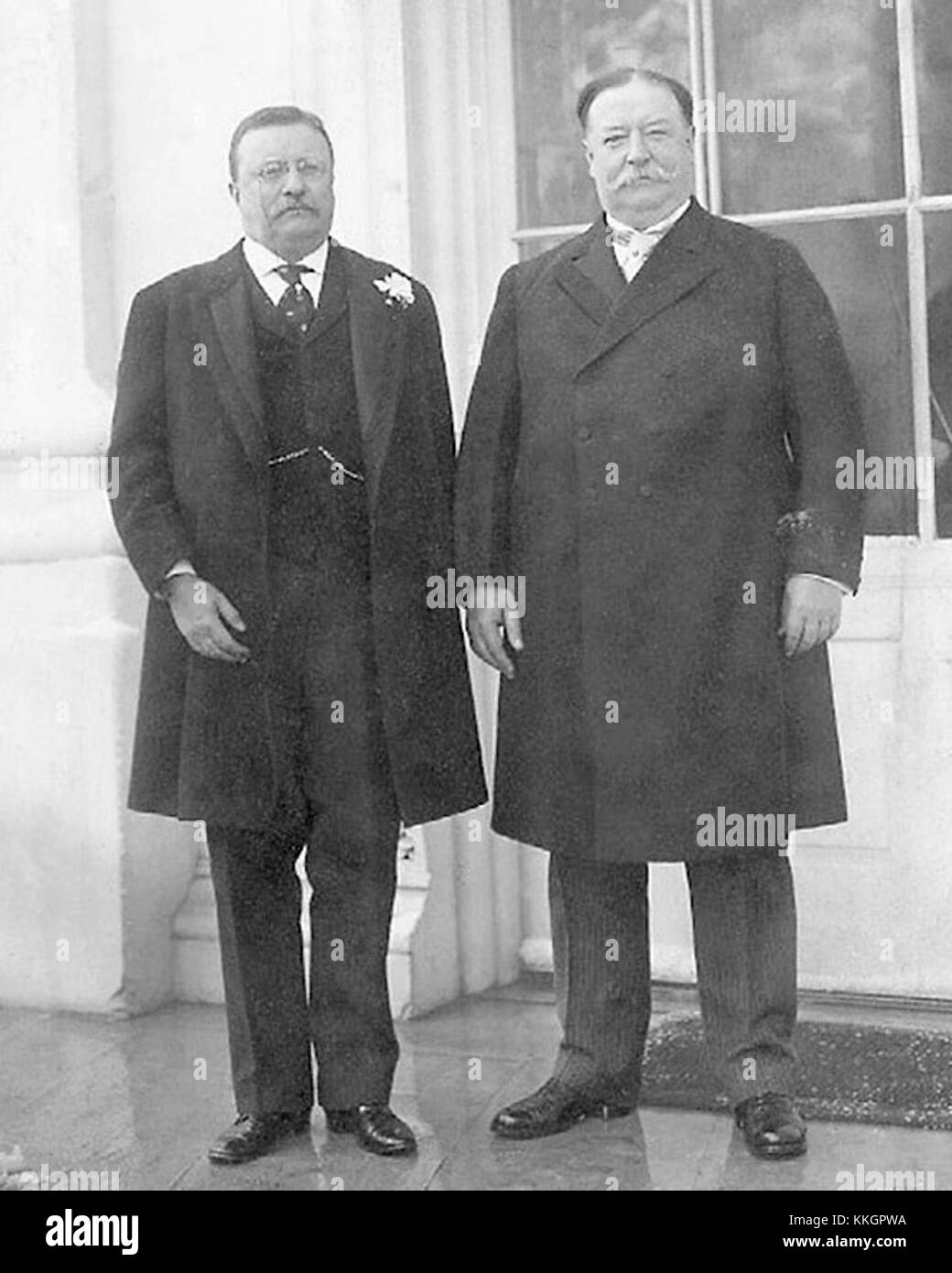 Eine historische Fotografie von Theodore Roosevelt und William Howard Taft, aufgenommen 1909. Das Bild spiegelt ihre prominente politische Rolle in der amerikanischen Politik des frühen 20. Jahrhunderts wider. Stockfoto