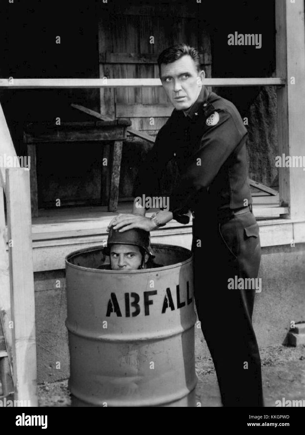 Das Bild stammt aus dem Film *Twelve O’Clock High* (1965) mit Robert Lansing und Don Penny. Der Film spielt während des Zweiten Weltkriegs und beleuchtet die Herausforderungen, denen sich das Personal der US-Luftwaffe während des Krieges gegenübersah. Stockfoto