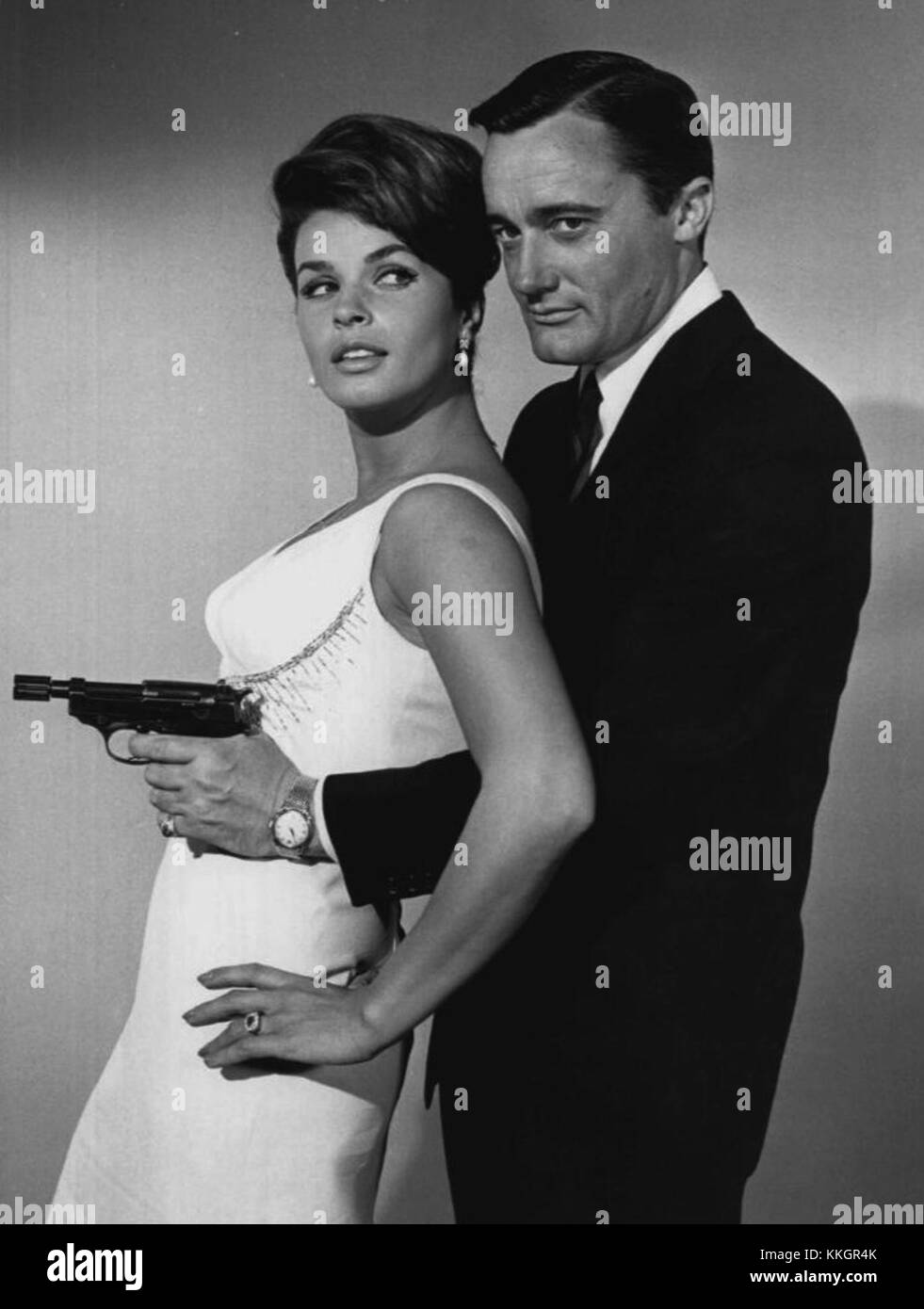 Senta Berger und Robert Vaughn spielten 1964 in The man from U.N.C.L.E., einer Fernsehserie, die zu einem beliebten Teil der Unterhaltung der 1960er Jahre wurde. Die Show kombinierte Spionage- und Aktionsthemen. Stockfoto