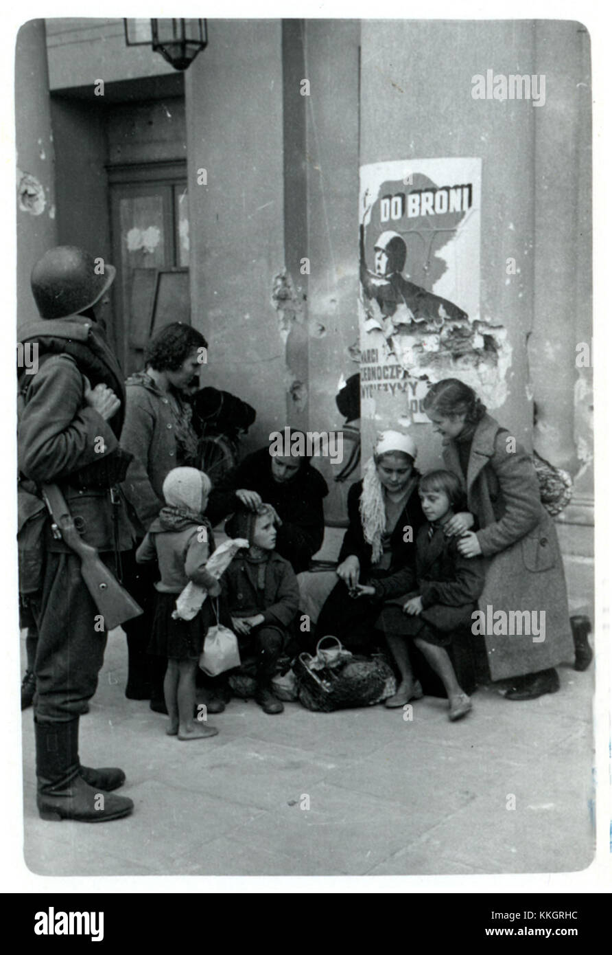 Julien Bryans Fotografien aus Warschau aus dem Jahr 1939 erfassen die erschütternden Bedingungen von Flüchtlingen und Soldaten während des Ausbruchs des Zweiten Weltkriegs. Seine Bilder spiegeln die verheerenden Auswirkungen des Krieges auf das Warschauer Volk wider. Stockfoto