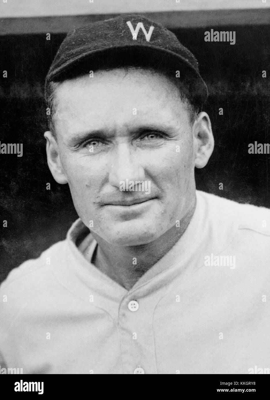 Walter Johnson, ein legendärer amerikanischer Baseballkrug, ist hier in einem Bild aus dem Jahr 1924 zu sehen. Johnson ist bekannt für seine außergewöhnliche Karriere und seinen Fastball und gilt als einer der größten Pitcher in der Baseballgeschichte. Stockfoto