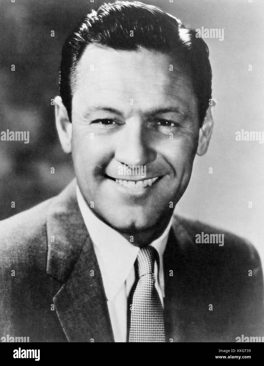 William Holden, ein US-amerikanischer Schauspieler, ist auf diesem Foto von 1955 zu sehen. Bekannt für seine Rollen in Film und Fernsehen, war Holden eine prominente Figur im Hollywood des 20. Jahrhunderts. Stockfoto