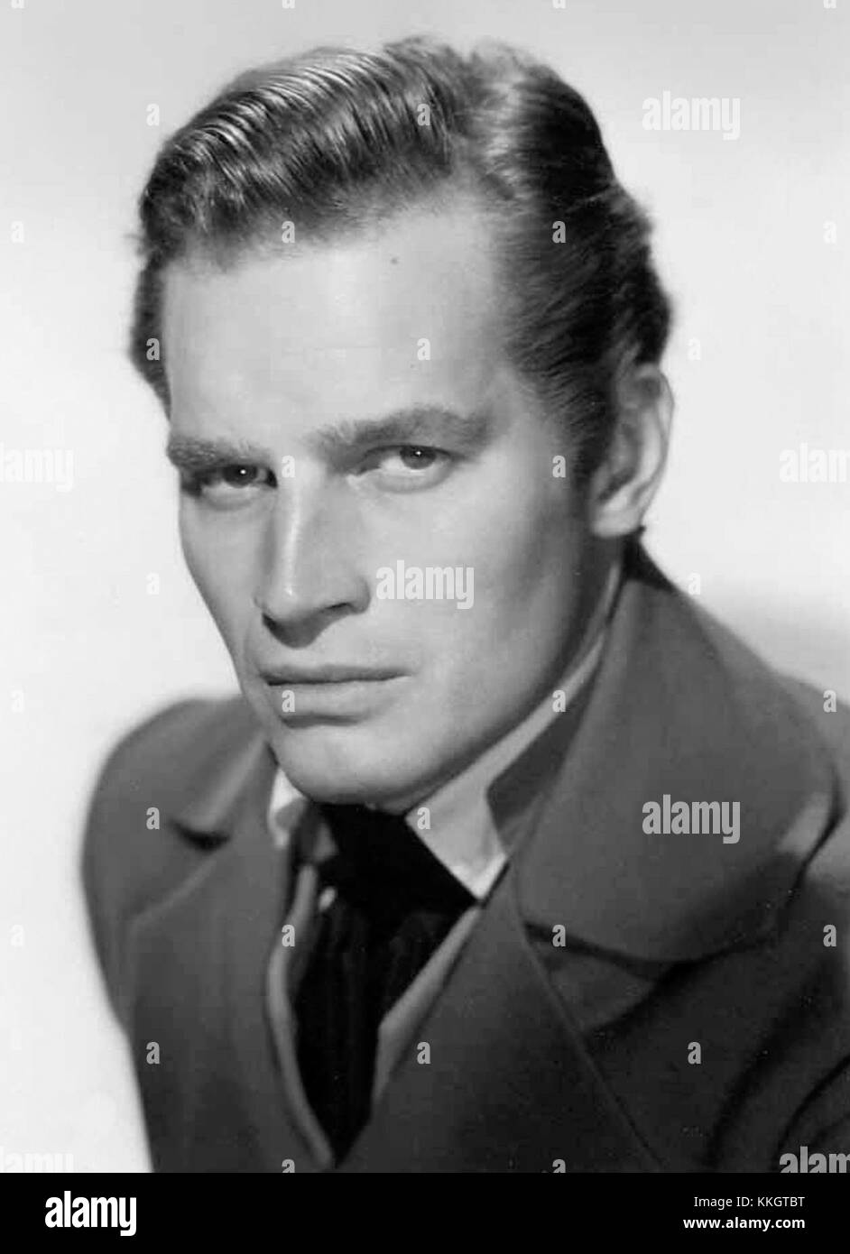 Ein Porträt von Charlton Heston aus dem Jahr 1953, das den berühmten Schauspieler in seinen frühen Jahren in Hollywood zeigt, der für seine Rollen in ikonischen Filmen wie *Ben-Hur* und *die zehn Gebote* bekannt ist. Stockfoto