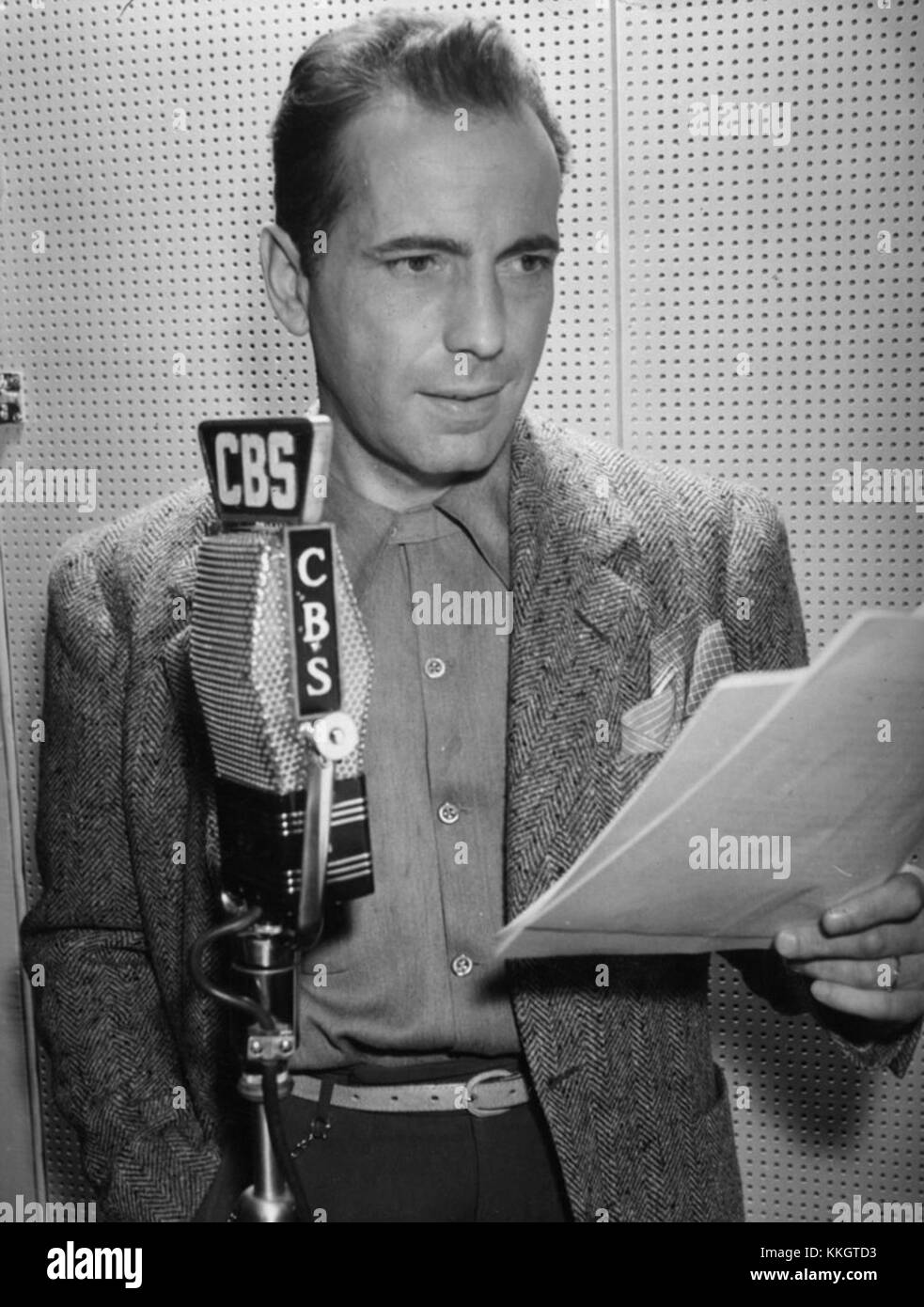 Ein Foto von Humphrey Bogart aus dem Jahr 1945, das den legendären Schauspieler inmitten seiner erfolgreichen Hollywood-Karriere einfängt. Das Bild spiegelt seine Popularität im goldenen Zeitalter des Kinos wider. Stockfoto