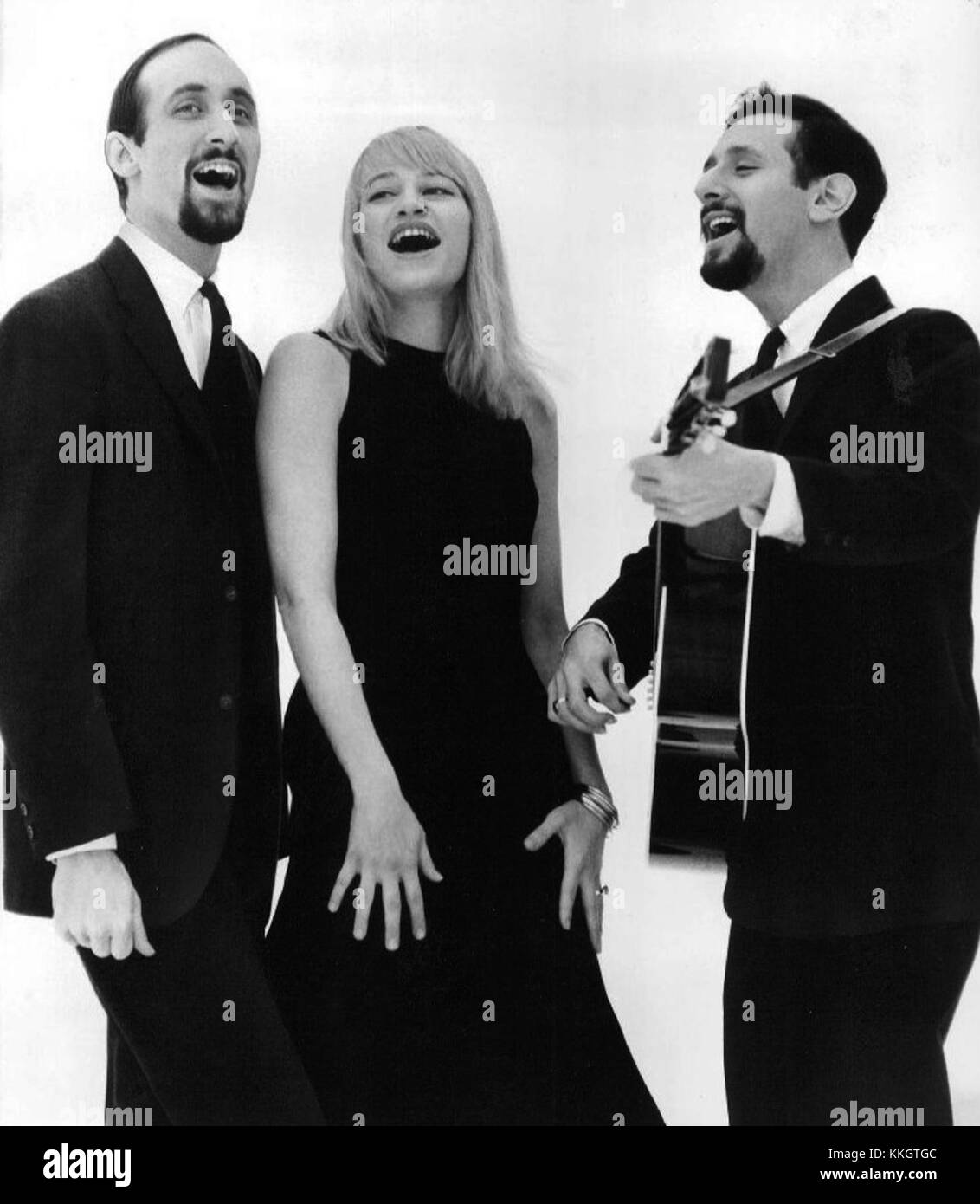 Peter, Paul and Mary, ein berühmtes amerikanisches Folk-Musik-Trio, trat 1963 in einer Zeit des politischen und sozialen Wandels in den Vereinigten Staaten auf. Ihre Musik wurde zum Synonym für die Volksmusikbewegung der 1960er Jahre Stockfoto