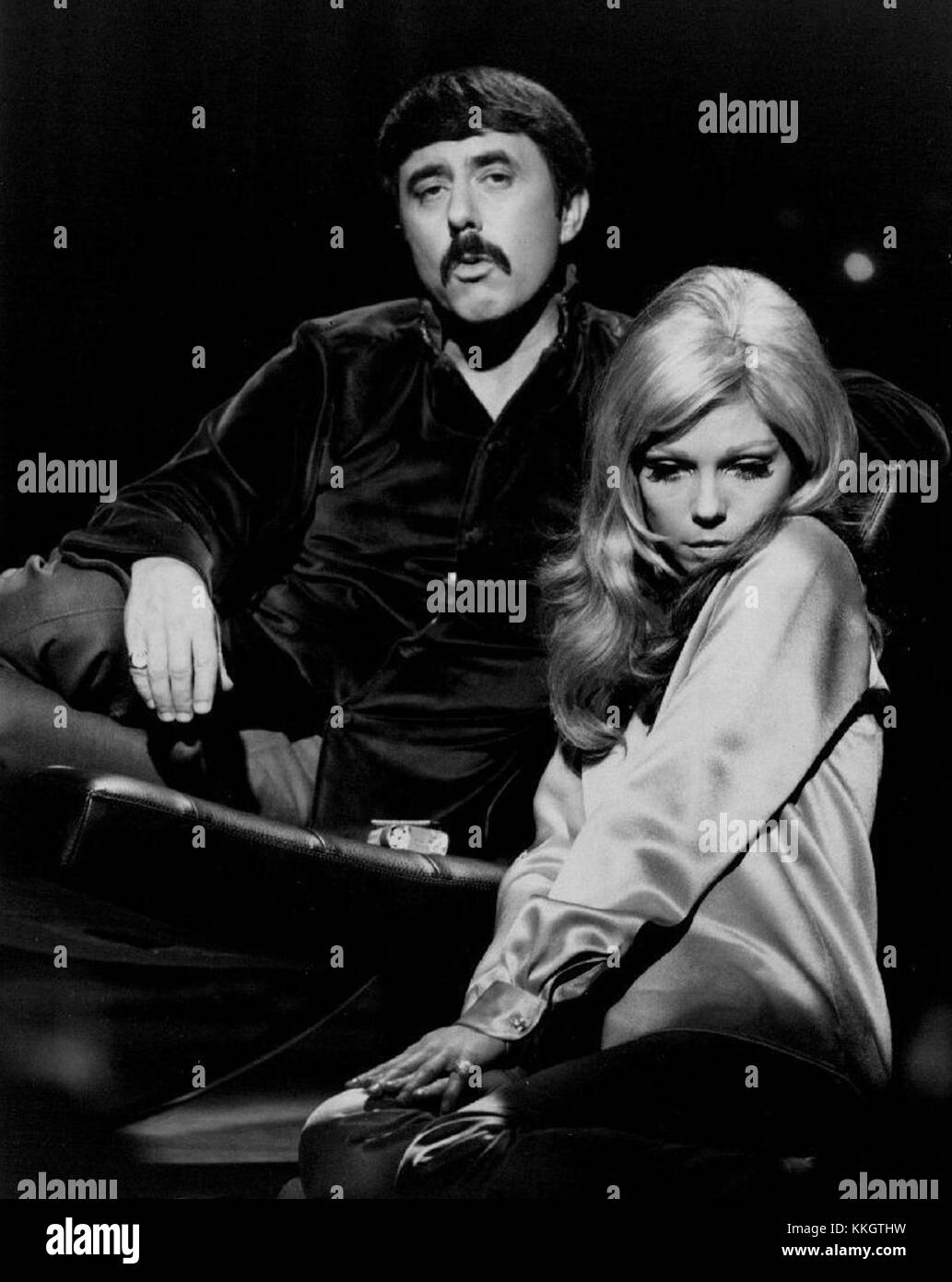 Im Jahr 1968 arbeiteten Nancy Sinatra und Lee Hazlewood zusammen an Musik, die in der Popkultur der 1960er Jahre zu einem Wahrzeichen wurde. Ihre Zusammenarbeit führte zu einer Reihe von Hits, die für ihren unverwechselbaren Sound und ihren Einfluss auf die Ära bekannt sind. Stockfoto