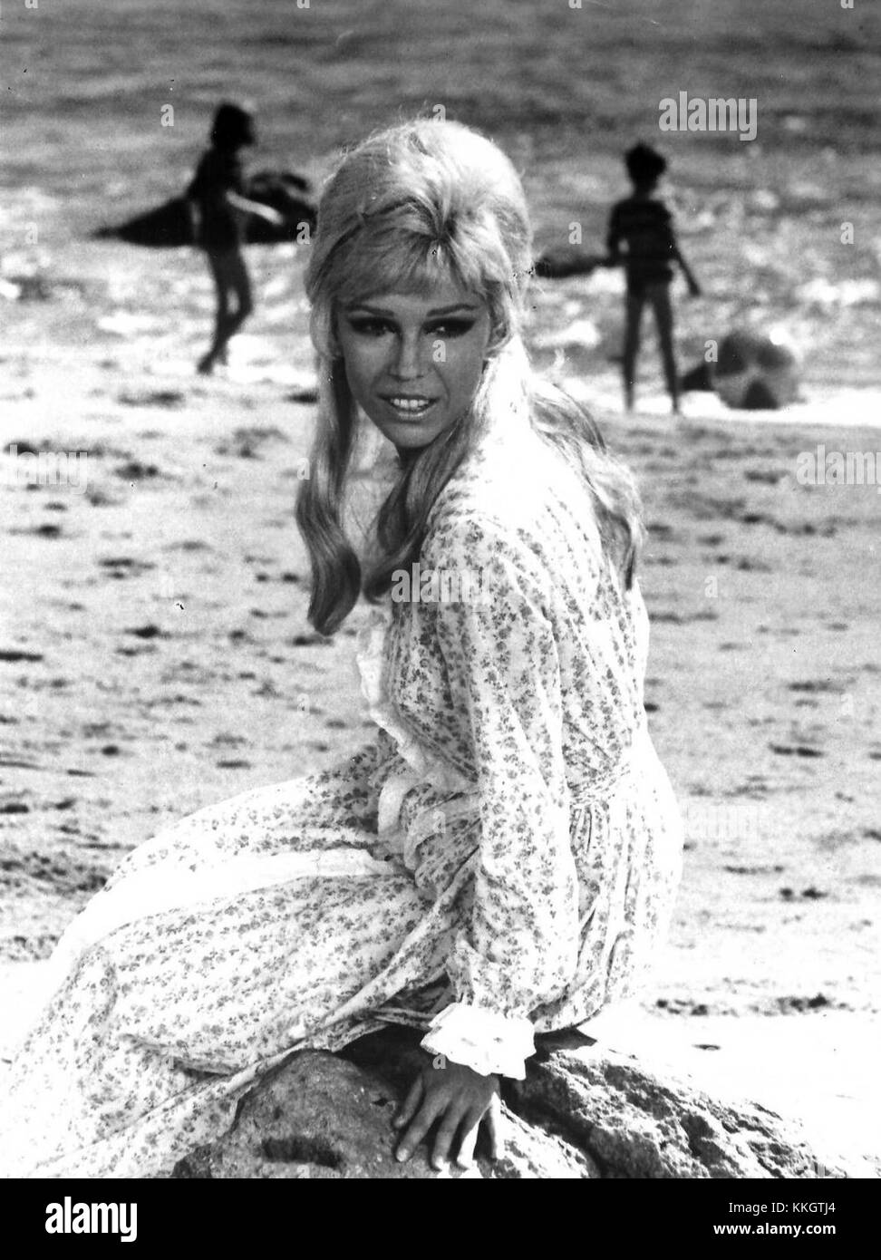 Nancy Sinatra, die amerikanische Sängerin, ist bekannt für ihren Erfolg in den 1960er Jahren, insbesondere für ihren Hit This Boots Are Made for Walkin. Stockfoto