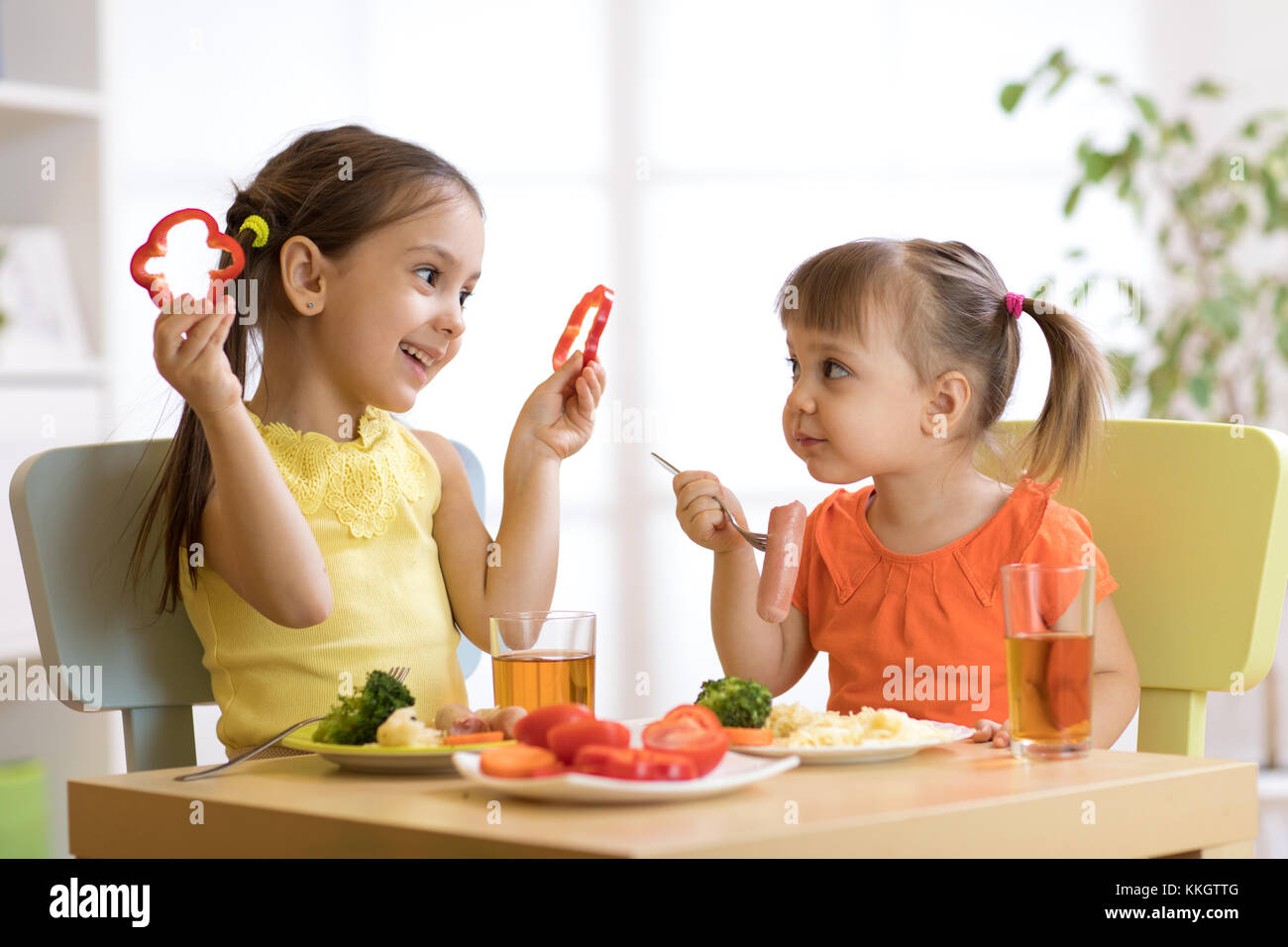 Kinder im Kindergarten oder zu Hause essen Stockfoto
