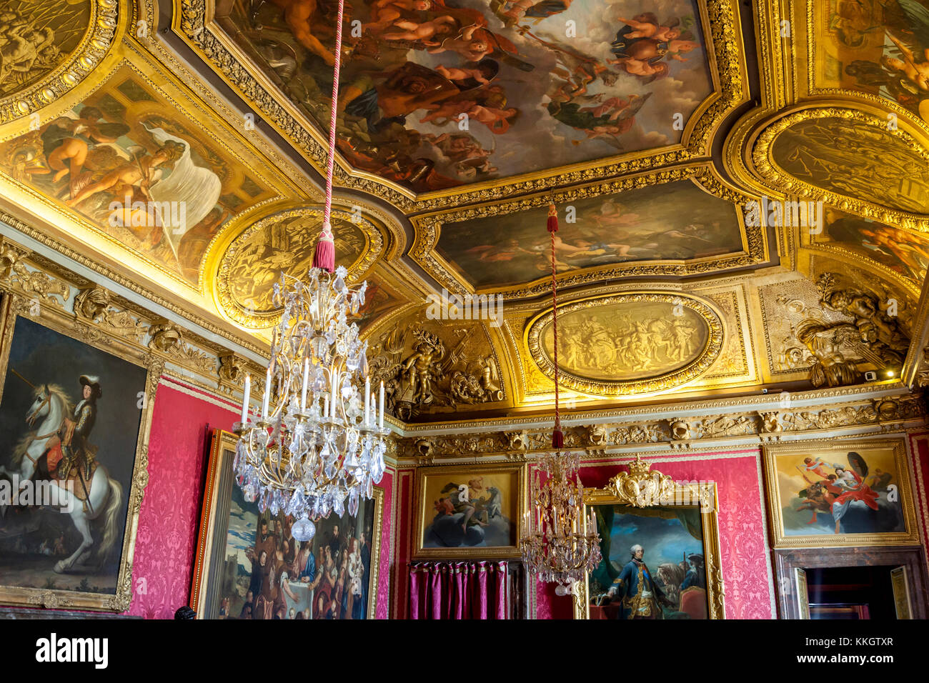 Reich verzierte Decke in das rote Schlafzimmer Kammer im Chateau de Versailles bei Paris Frankreich Stockfoto