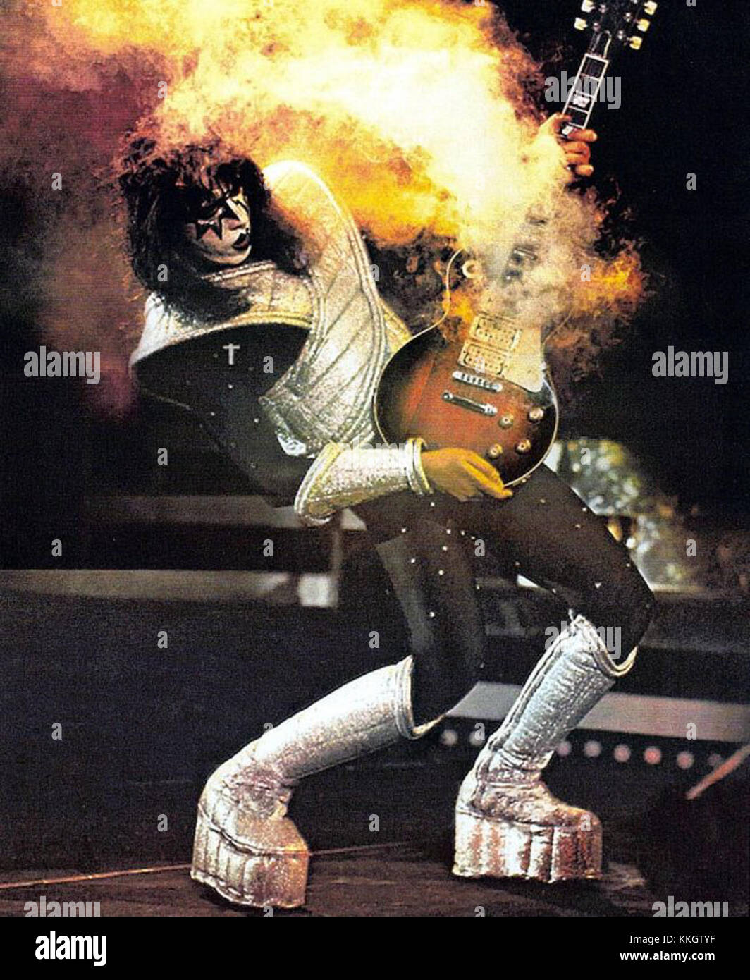 Das Cover von „Kiss“ von Ace Frehley aus dem Jahr 1977 zeigt den legendären Rockmusiker in voller Bühnenpersönlichkeit. Die Coverkunst spiegelt Frehleyâ Einfluss auf die Rockszene der 1970er Jahre und seine prominente Rolle in der Band wider. Stockfoto