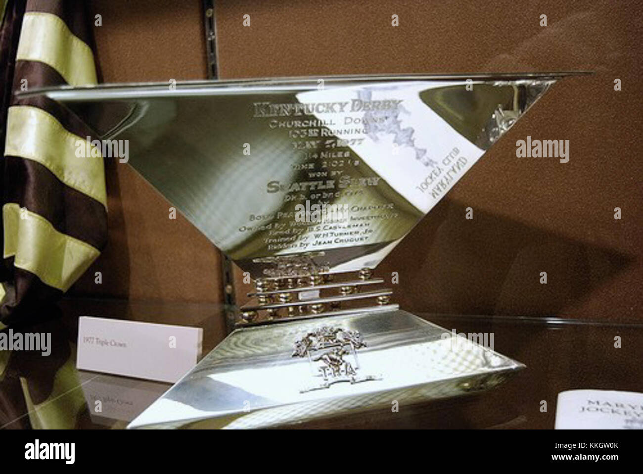 Die dreiseitige Trophäe mit dreiseitiger Krone ist eine Auszeichnung, die für herausragende Leistungen in einem bestimmten Bereich steht und oft an Personen vergeben wird, die den höchsten Erfolg erzielen. Er ist mit drei Seiten gestaltet und symbolisiert die drei Erfolge, die für die Verleihung des Preises erforderlich sind. Stockfoto