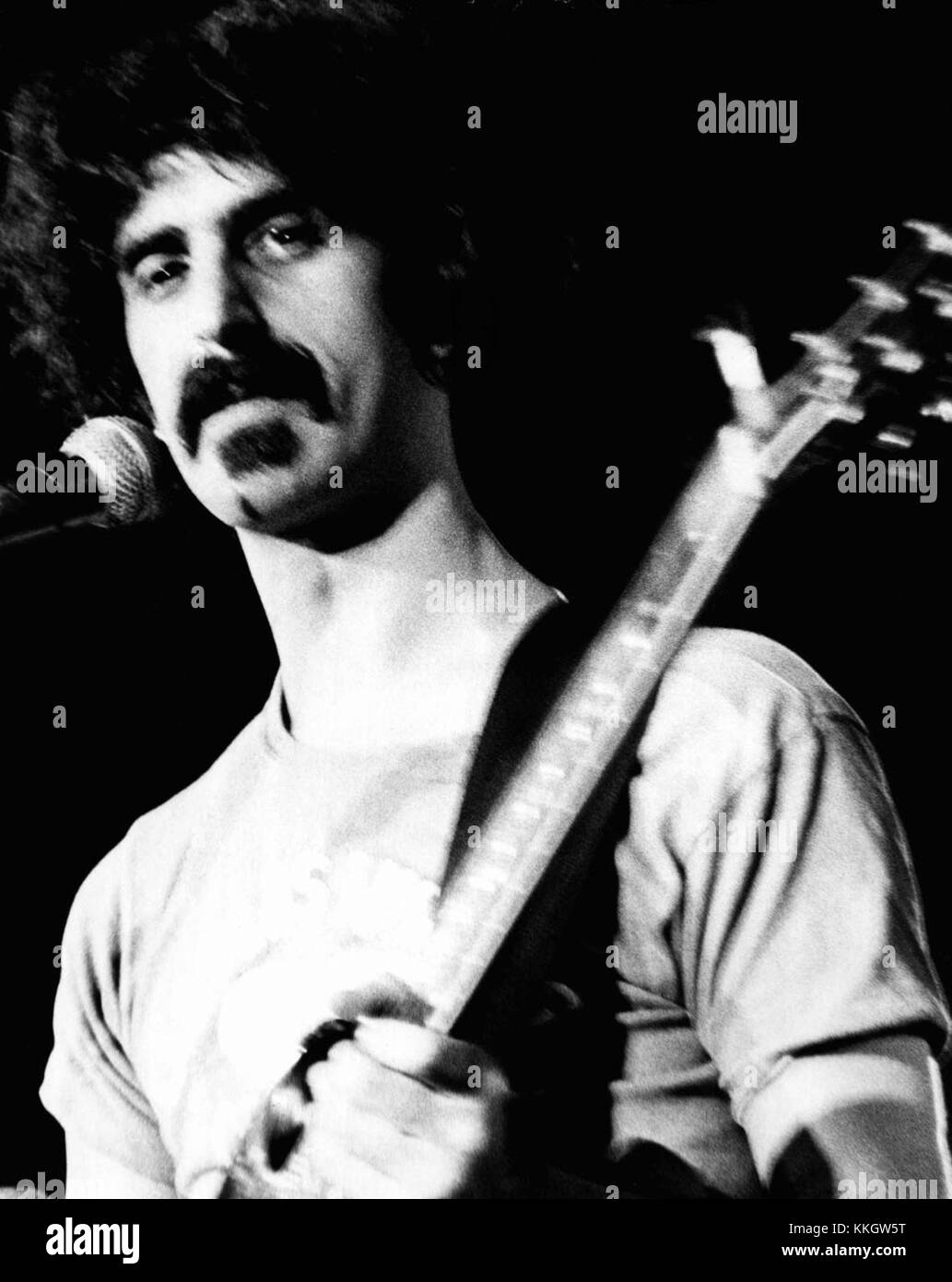 Eine Fotografie von Frank Zappa aus dem Jahr 1973, die den ikonischen Musiker während einer Zeit produktiver Kreativität einfängt. Zappa war bekannt für seine avantgardistische Musik, die Rock, Jazz und klassische Einflüsse miteinander verbindet. Stockfoto
