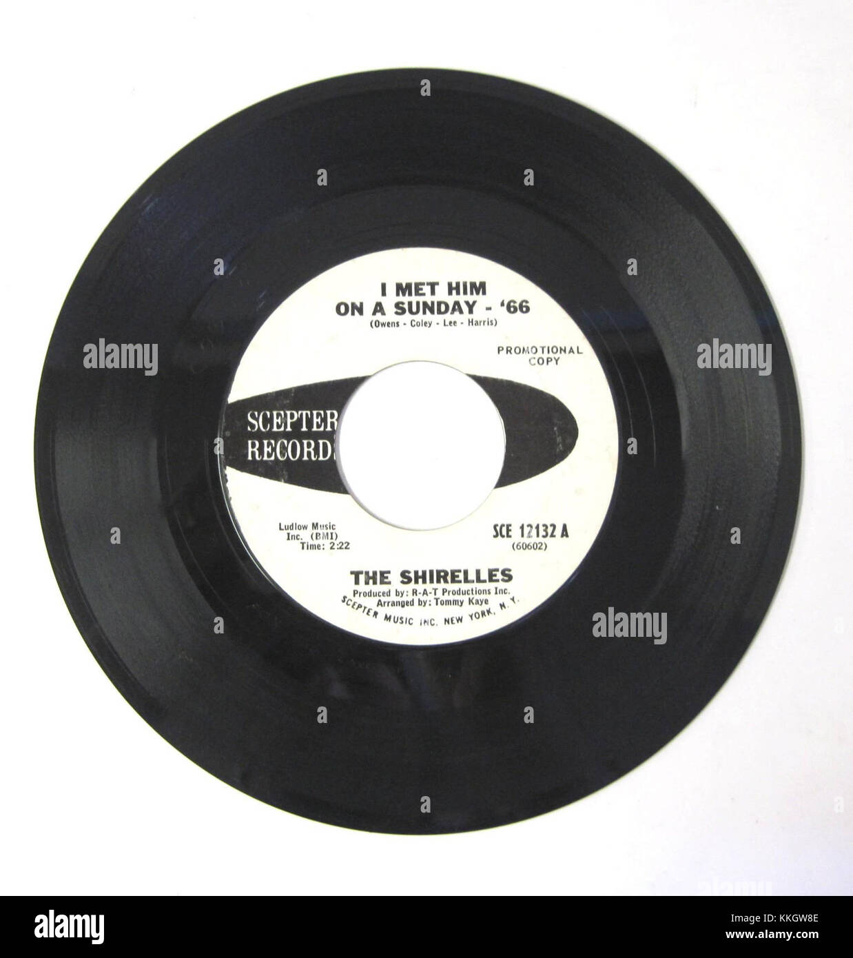 I Met HIM on A Sunday ist ein 1966 erschienener Song der Shirelles, einer einflussreichen Girl-Gruppe in Pop und R&B Das Lied fängt mit seiner eingängigen Melodie und dem gefühlvollen Gesang die Essenz der Popmusik der 1960er Jahre ein und wird zu einem prägenden Track im Genre. Stockfoto