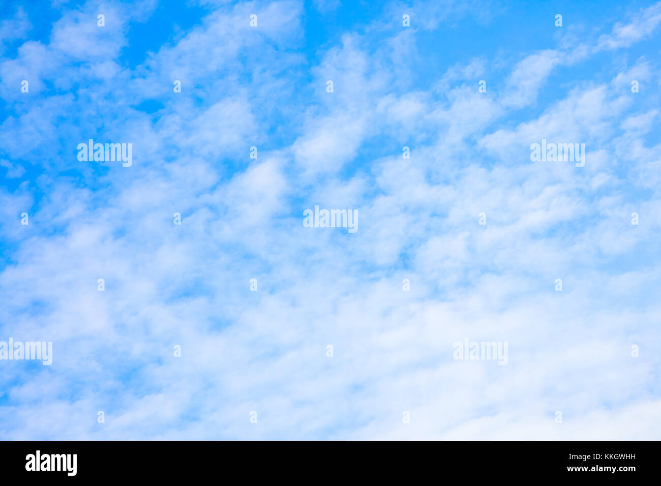 Hellblauer Himmel mit Wolken - Zusammenfassung Hintergrund, Platz für Text Stockfoto