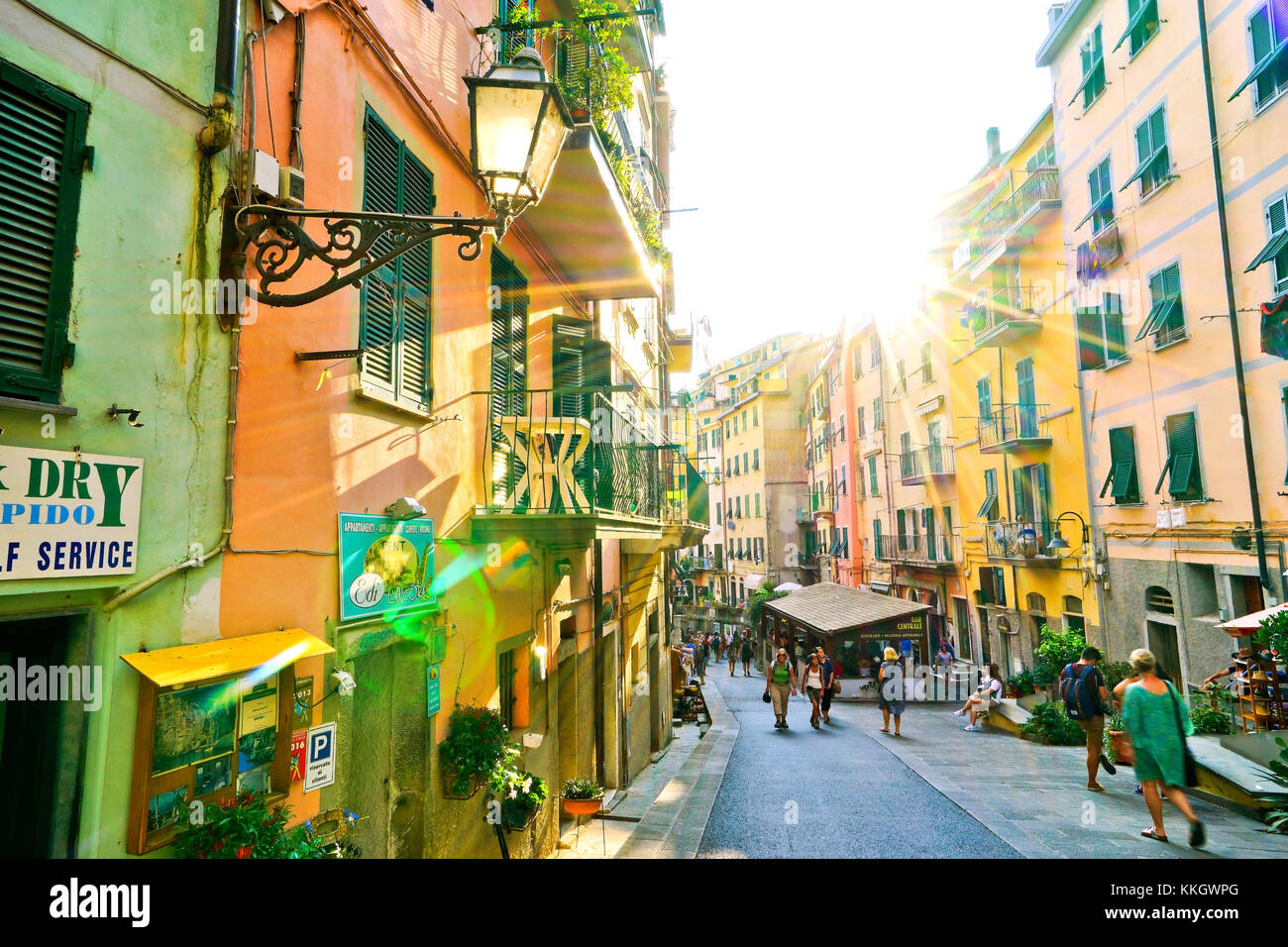 Blick auf die bunten Häuser entlang der Hauptstraße an einem sonnigen Tag in Riomaggiore, Italien. Stockfoto