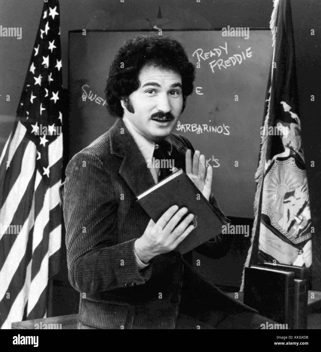 Gabe Kaplan, bekannt für seine Rolle in der Fernsehsendung *Welcome Back, Kotter* der 1970er Jahre, wurde zu einer Popkultur-Ikone. Die Sitcom wurde von 1975 bis 1979 ausgestrahlt und zeigte Kaplan als Lehrer, Mr. Kotter, der eine Klasse von Schülern, die als Sweathogs bekannt sind, leitete. Stockfoto