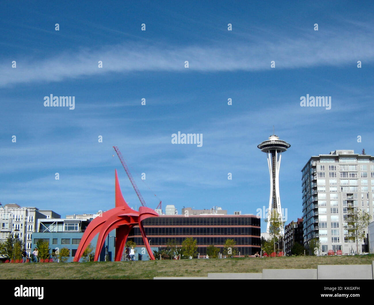 Der Olympic Sculpture Park in Seattle bietet einen Panoramablick auf die Stadt, den Puget Sound und die Olympic Mountains. Der Park zeigt große Skulpturen im Freien und ist ein beliebter öffentlicher Raum für Kunst- und Naturliebhaber. Stockfoto