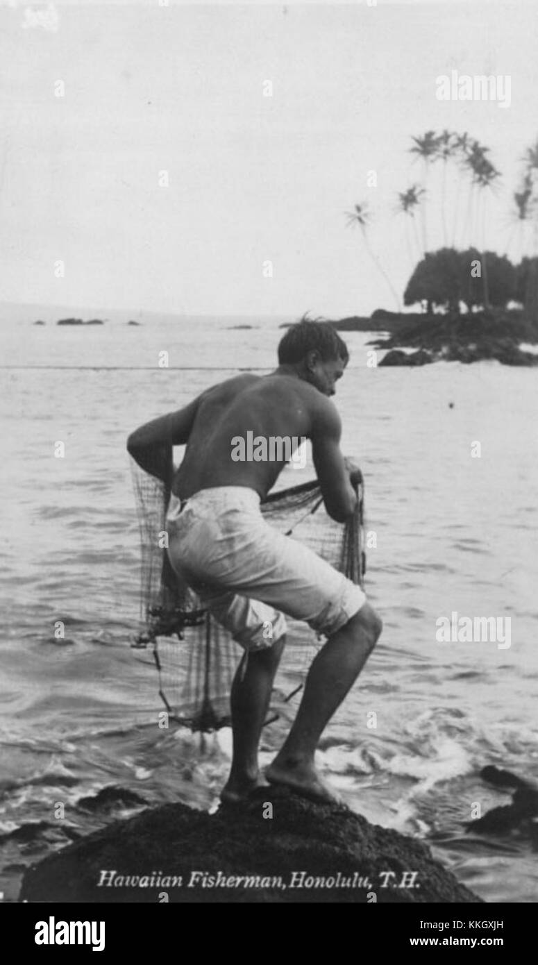 Ein hawaiianischer Fischer auf diesem Bild repräsentiert die traditionellen Fischerpraktiken Hawaiis und zeigt die tiefe Verbindung zwischen den Menschen und dem Meer. Stockfoto
