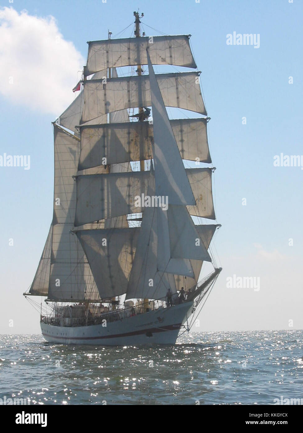 Der Satz „Widok od dziobu lewej burty“ übersetzt aus dem Polnischen als „Blick vom Bug der linken Seite“. Sie bezieht sich auf eine maritime Perspektive oder eine Ansicht von der linken Seite eines Schiffsbogens, die häufig in nautischen oder segelnden Kontexten verwendet wird. Stockfoto