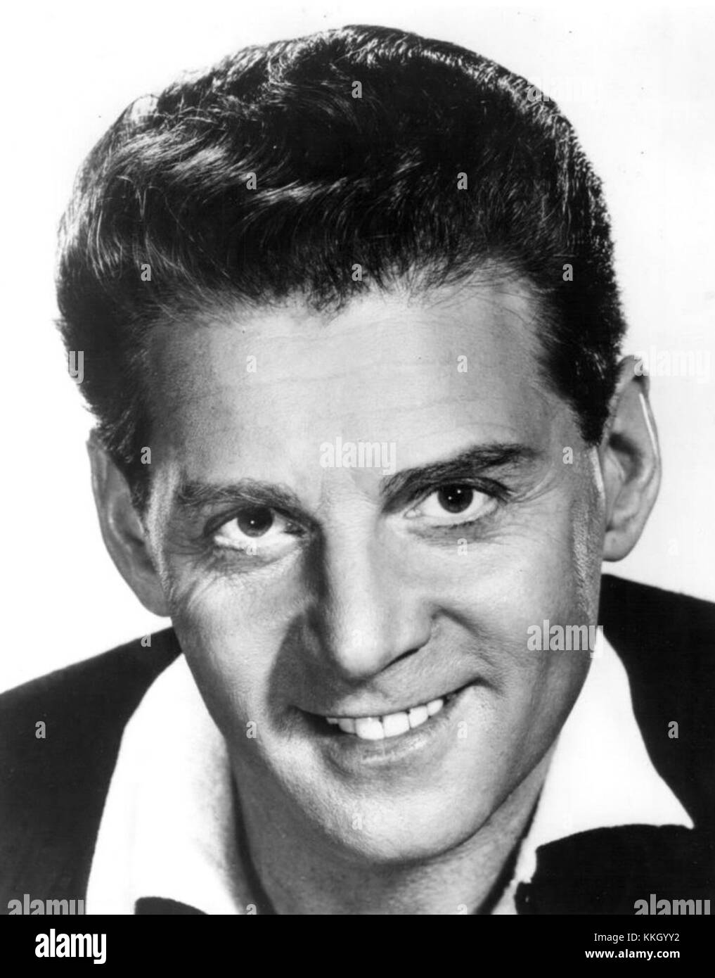 Jean-Pierre Aumont war ein französischer Schauspieler, der Mitte des 20. Jahrhunderts für seine Rollen im europäischen und amerikanischen Kino bekannt war. 1959 war er in verschiedenen Filmen zu sehen, was zu seiner prominenten Karriere in Film- und Bühnenaufführungen beitrug. Aumonts Karriere erstreckte sich über mehrere Jahrzehnte und machte ihn zu einer bedeutenden Figur im französischen und internationalen Kino. Stockfoto