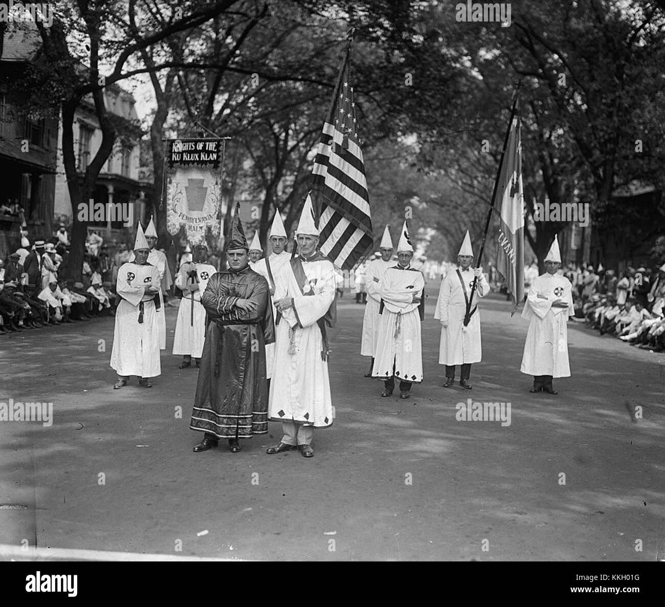 Dieses Foto aus dem Jahr 1925 zeigt Sam D. Rich und L.A. Mueller, bedeutende Figuren aus der KKK-Ära. Das Bild ist Teil der historischen Dokumentation der Aktivitäten der Gruppe während des frühen 20. Jahrhunderts. Stockfoto
