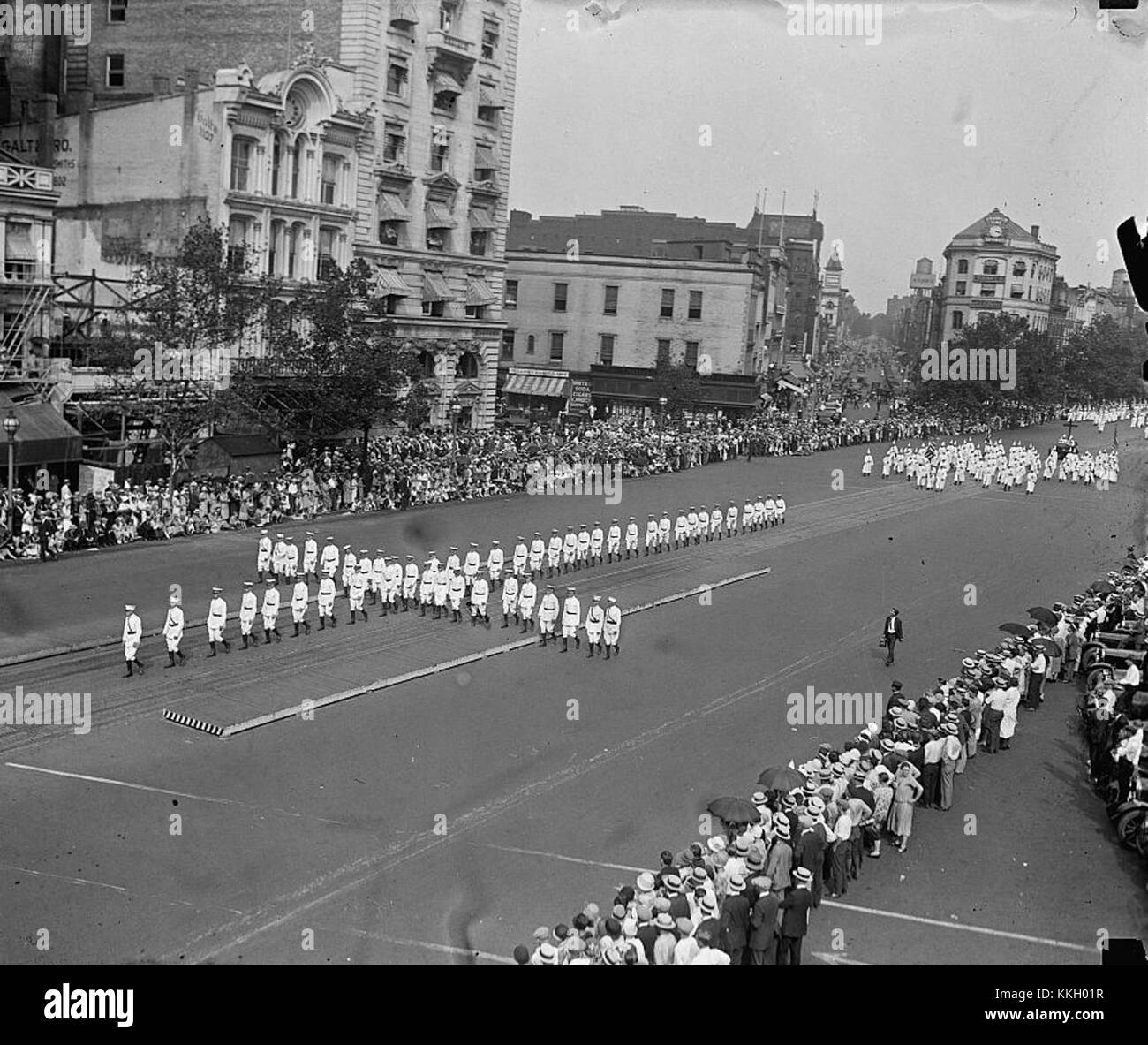 Die Ku Klux Klan-Parade 1925 war ein bedeutendes Ereignis in der US-Geschichte, das die sozialen und politischen Spannungen der damaligen Zeit widerspiegelte. Die Parade war Teil der Bemühungen des Klan, seine Ideologie in den 1920er Jahren zu fördern, eine Zeit, die von rassischen und politischen Unruhen geprägt war. Dieses Bild fängt einen Moment aus der Parade ein, der für seine Auswirkungen auf die amerikanische Gesellschaft in Erinnerung ist. Stockfoto
