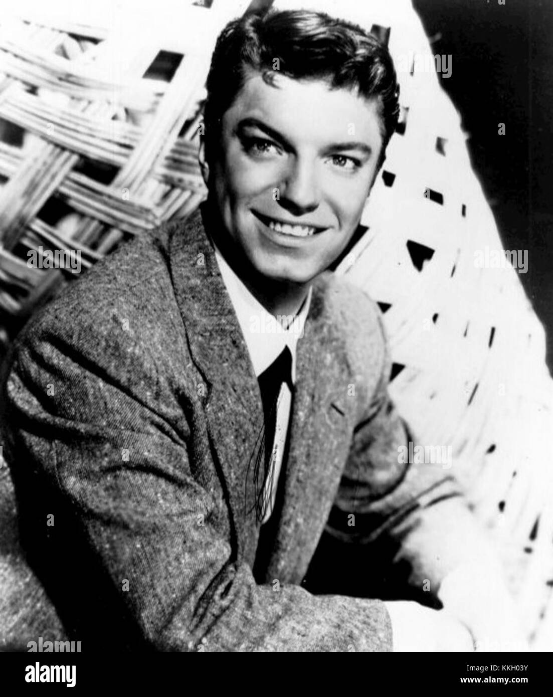 Guy Mitchell war ein populärer amerikanischer Sänger, der Mitte des 20. Jahrhunderts für seine Hits bekannt war. Seine Musik umspannte Genres wie Pop, Country und traditioneller Pop, was ihm bedeutenden kommerziellen Erfolg und ein dauerhaftes Erbe in der Musikindustrie einbrachte. Stockfoto