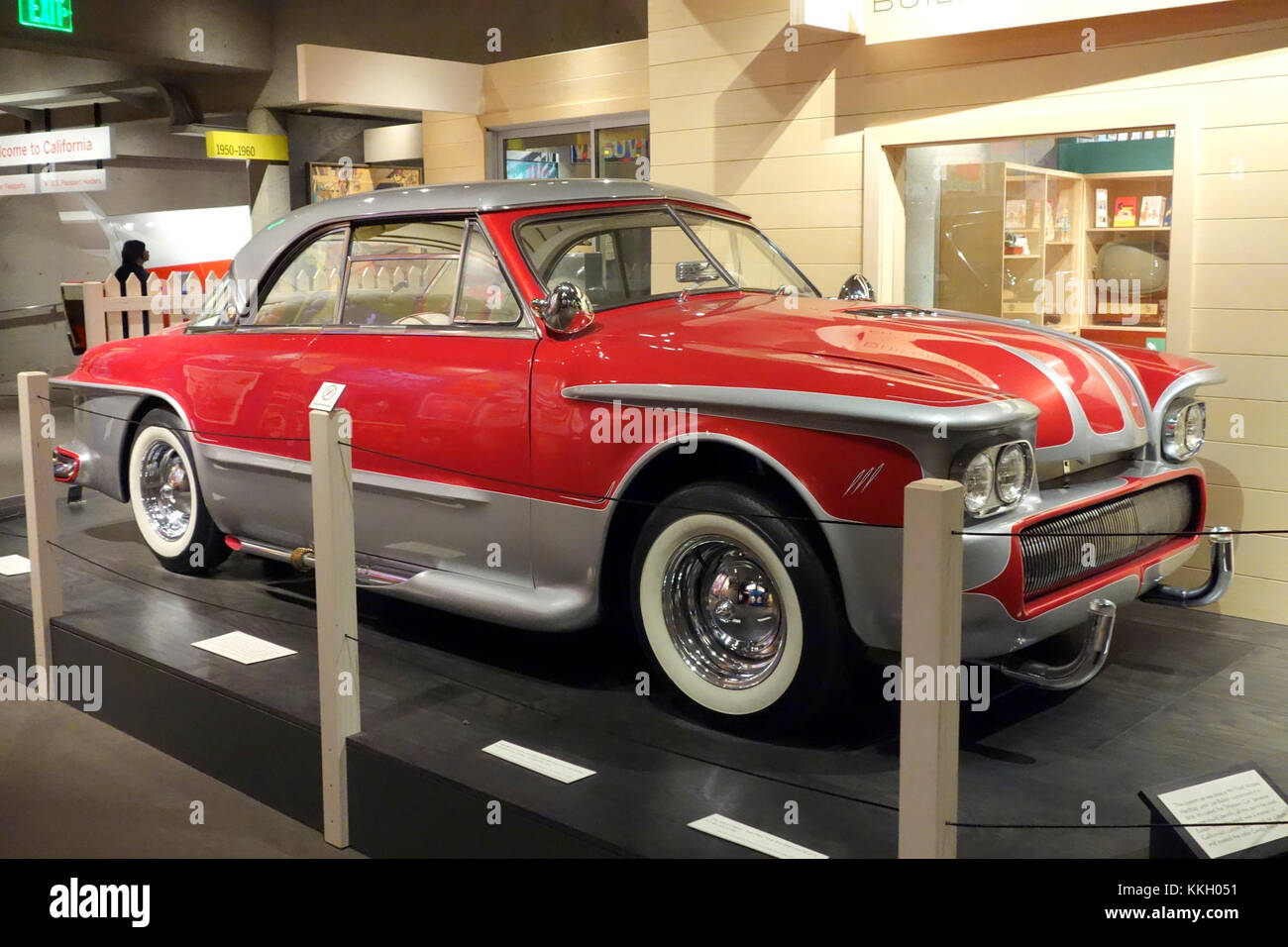 Ein individuelles Auto, das auf dem Ford Victoria Hardtop von 1951 basiert und 1956 von Joe Bailon entworfen wurde, zeigt ein klassisches Beispiel der amerikanischen Autokultur Mitte des 20. Jahrhunderts. Dieses Fahrzeug ist Teil der Sammlung des Oakland Museum of California und zeigt Automobildesign und Handwerkskunst aus den 1950er Jahren Stockfoto