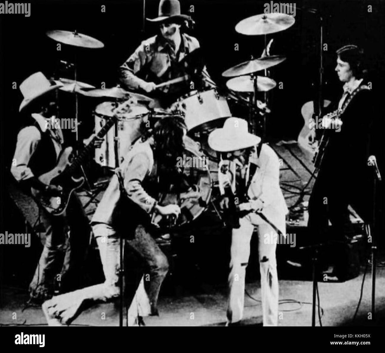 The Dirt Band, eine amerikanische Rockband, gewann in den 1970er Jahren an Popularität Ihre Musik verbindet Country-, Folk- und Rock-Elemente und spiegelt einen vielfältigen amerikanischen Sound wider. Dieses Bild bezieht sich wahrscheinlich auf die frühen Jahre der Band, ein wichtiger Teil ihres Vermächtnisses in der amerikanischen Musikszene. Stockfoto