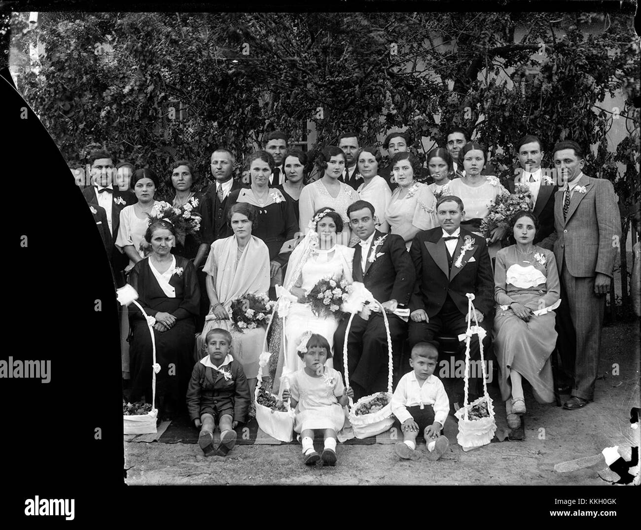 Der Titel scheint sich auf eine Veranstaltung am 25. November 2013 zu beziehen, die wahrscheinlich mit einer Hochzeit (Nunta?i auf Rumänisch) in der Region von CA. zusammenhängt. Das Foto oder die Aufzeichnung fängt einen Moment dieser Veranstaltung ein, die kulturelle und zeremonielle Elemente enthalten kann. Das Datum und die Veranstaltung könnten mit einer Feier, lokalen Bräuchen oder regionalen Festlichkeiten verknüpft werden. Stockfoto