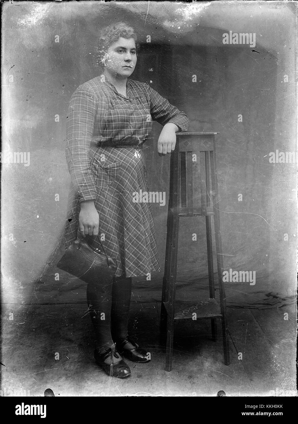 Dieses Porträt mit dem Titel *Portret de femeie* (Porträt einer Frau), aufgenommen am 26. November 2013, zeigt eine Frau in kontemplativer Pose. Das Foto fängt Emotionen und Charakter durch subtile Ausdrücke und Beleuchtung ein. Stockfoto