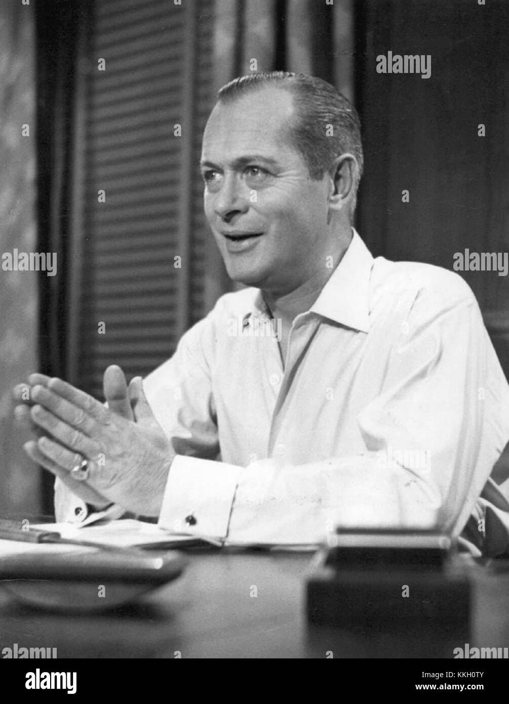 Robert Montgomery war ein US-amerikanischer Schauspieler, der in den 1940er und 1950er Jahren für seine Rollen in klassischen Filmen bekannt war Er spielte in zahlreichen Dramen und Komödien und gewann Anerkennung für seinen Charme und seine Vielseitigkeit. Montgomery hatte auch eine erfolgreiche Karriere als Regisseur und Produzent und trug sowohl in der Film- als auch in der Fernsehbranche bei. Stockfoto