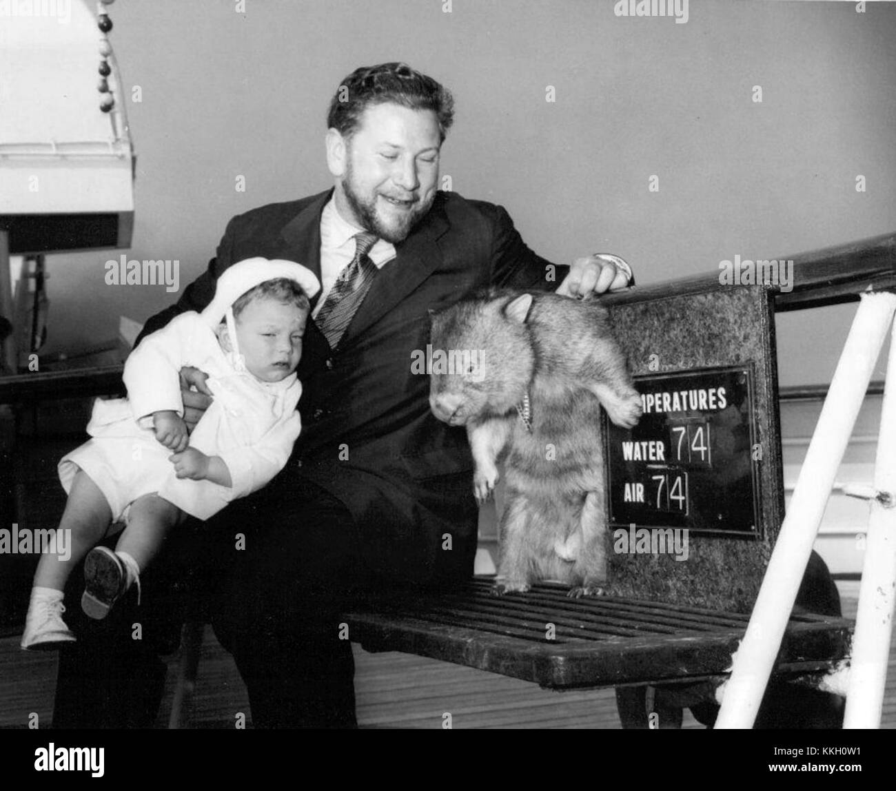Peter Ustinov mit Sohn und Haustier Wombat 1957 Stockfoto
