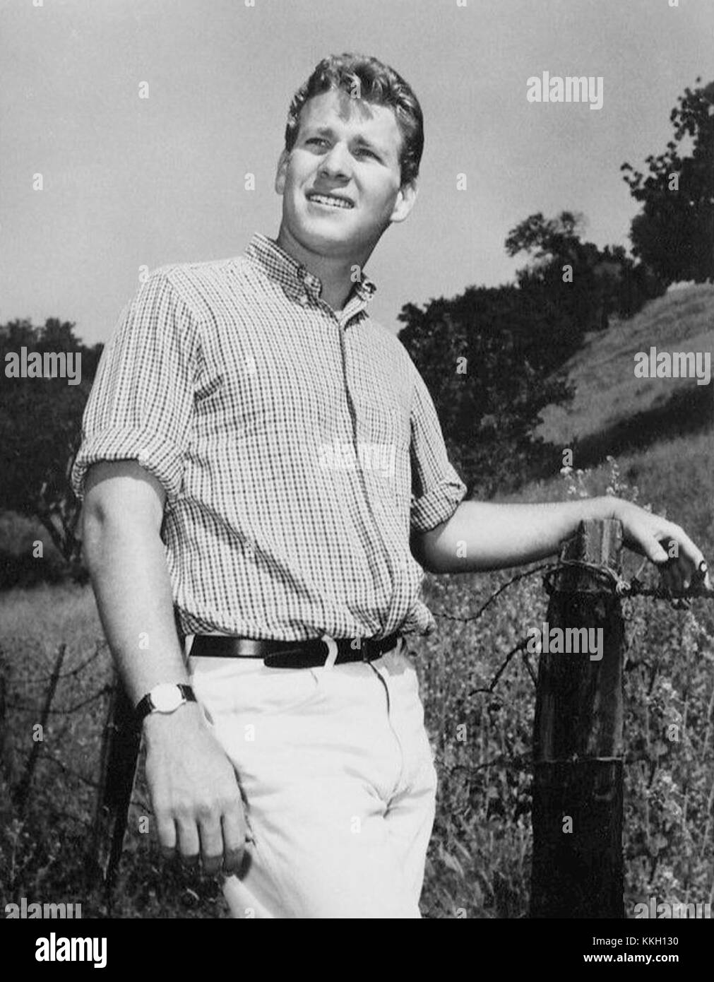 Ryan O’Neal, ein US-amerikanischer Schauspieler, spielte 1962 in dem Film *das Reich* und zeigte seine Vielseitigkeit in der Schauspielkunst. O’Neal ist bekannt für seine starke Leinwandpräsenz und wurde in den 1960er Jahren zu einer bedeutenden Figur in Hollywood Stockfoto