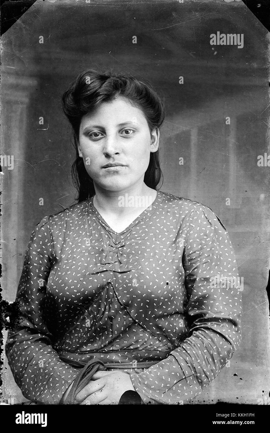 Dieses Foto mit dem Titel „Femeie CA 20131211“ zeigt eine Frau, die in einem Moment vom 11. Dezember 2013 aufgenommen wurde, wahrscheinlich aus einem künstlerischen oder dokumentarischen Projekt. Das Motiv und der Kontext des Fotos sind auf den menschlichen Ausdruck ausgerichtet. Stockfoto