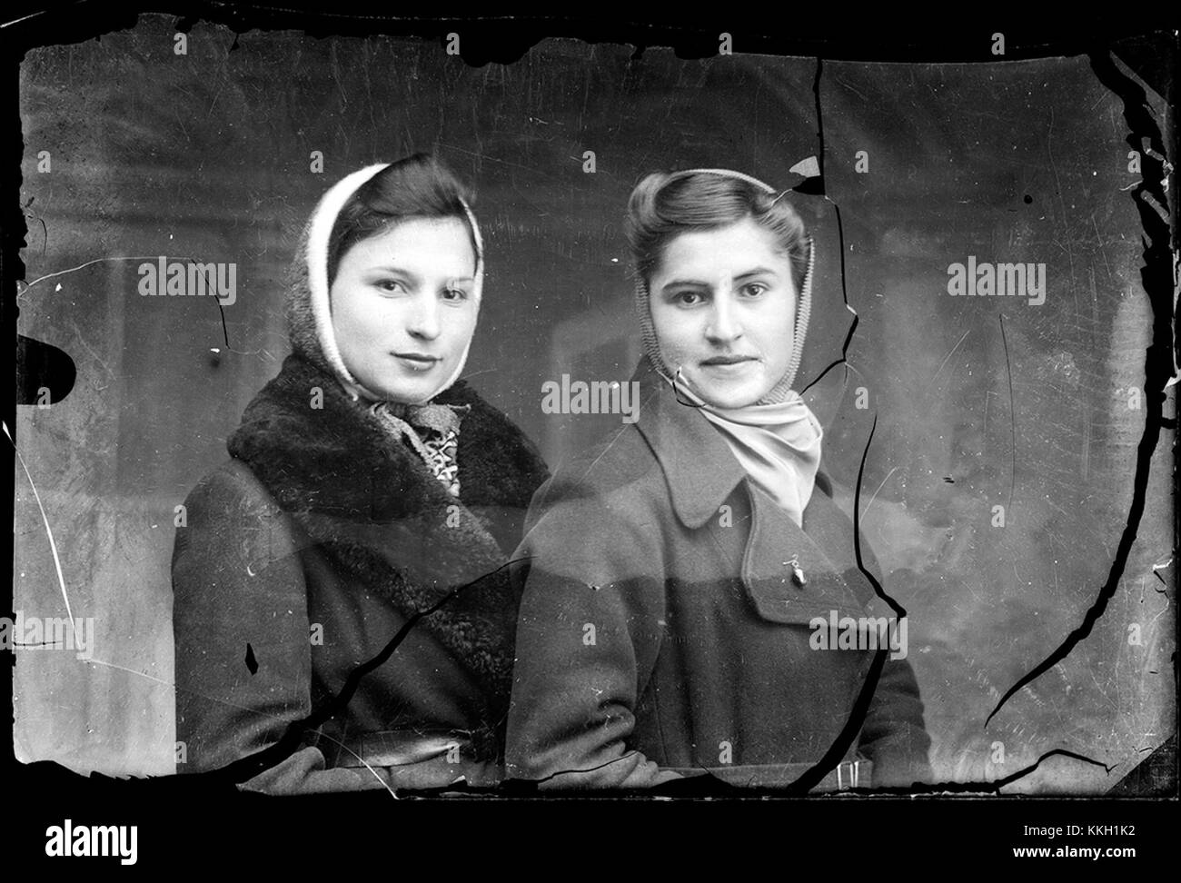 Doua femei, was auf Rumänisch „zwei Frauen“ bedeutet, ist ein Bild, das zwei Frauen in einem Moment von kultureller oder gesellschaftlicher Bedeutung erfasst. Das Foto reflektiert Themen wie Gesellschaft, Identität und menschliche Erfahrung vor dem Hintergrund des modernen Lebens. Stockfoto