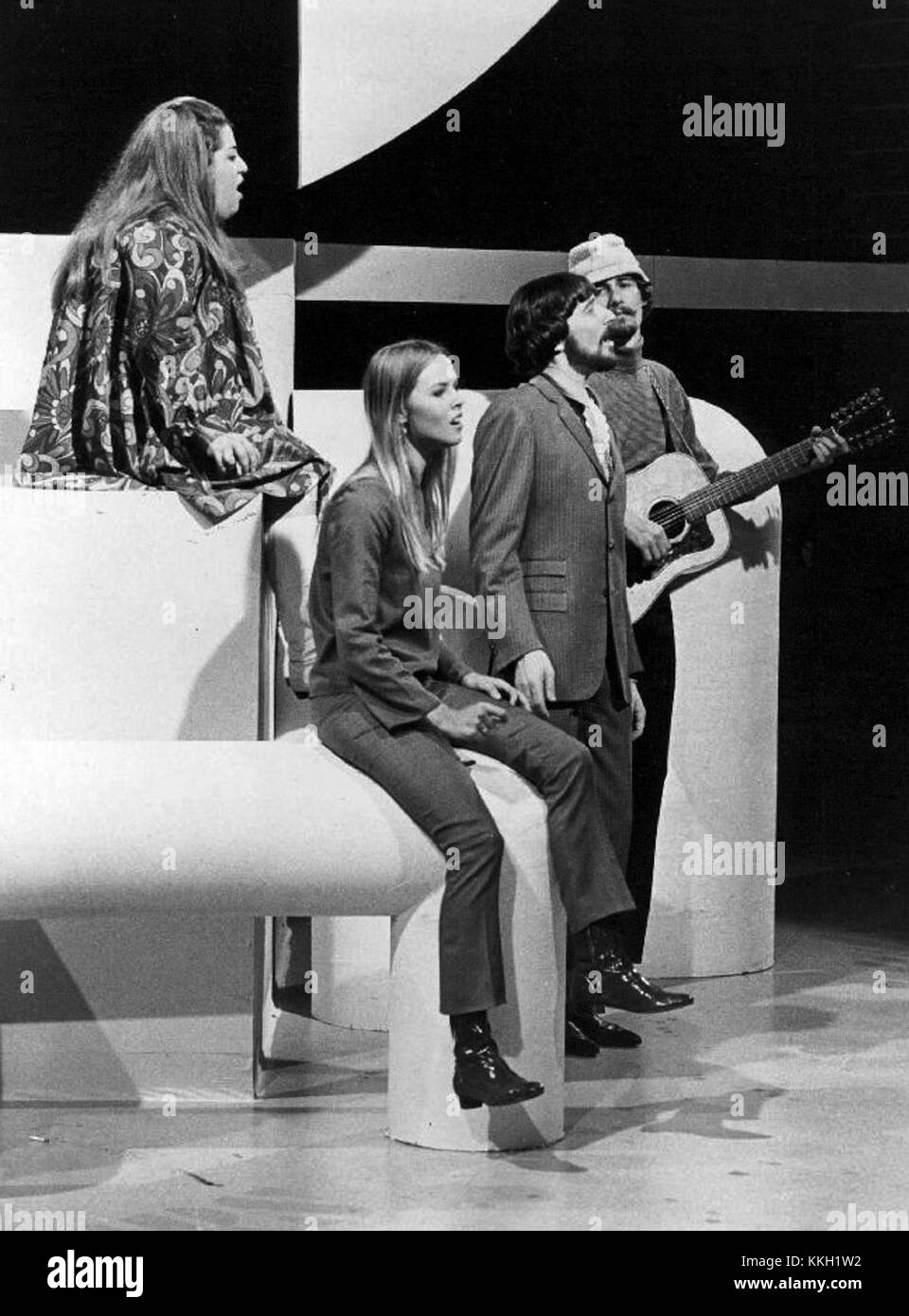 Ein Foto aus dem Jahr 1967 mit der legendären amerikanischen Folk-Rock-Band The Mamas und The Papas, die ihre kulturelle Wirkung und ihren musikalischen Stil während der 1960er Jahre festgehalten hat Stockfoto