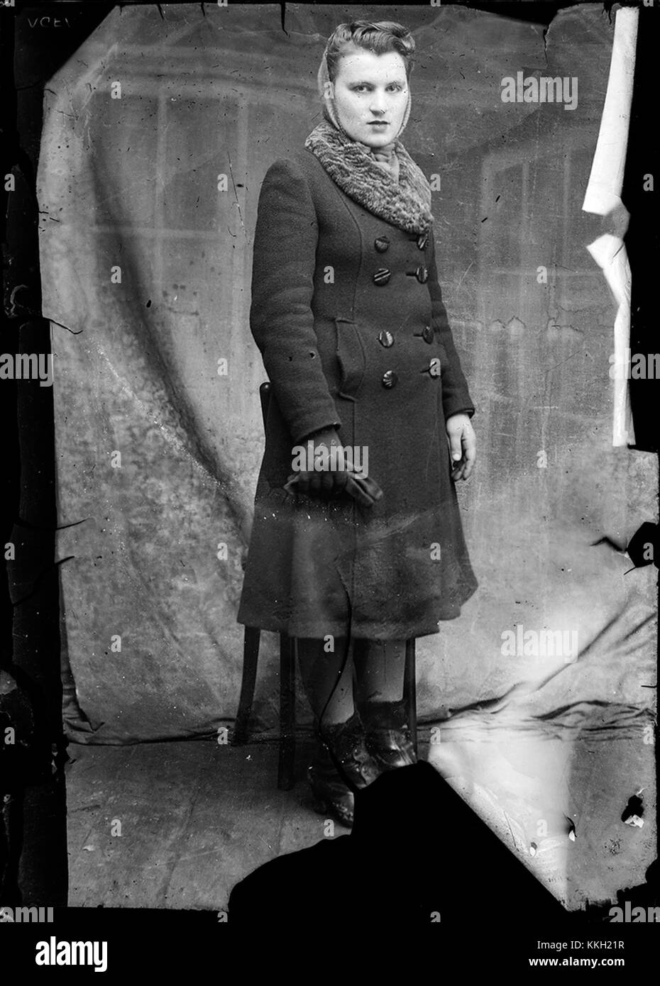 Dieses Foto, aufgenommen am 17. Dezember 2013, zeigt eine Frau, die einen Moment des Alltags in einer städtischen Umgebung festnimmt. Das Bild spiegelt eine einfache, aber bedeutende Darstellung des modernen Lebens wider. Stockfoto