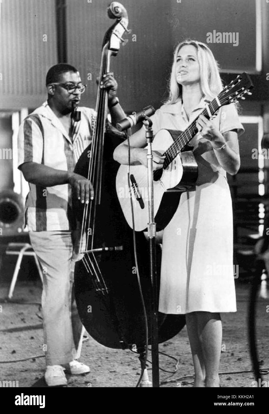 Nancy Ames war eine populäre Folk-Sängerin, die für ihre Auftritte in den 1960er Jahren bekannt war 1963 trug sie zur Hootenanny-Musikszene bei und brachte ihre unverwechselbare Stimme und ihren Stil in die Volksbewegung der Epoche ein. Stockfoto