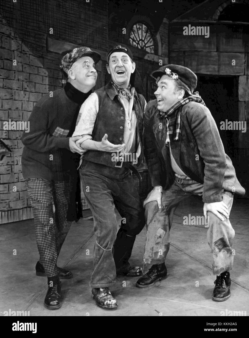 Dieses Bild stammt aus der Produktion von My Fair Lady aus dem Jahr 1957 mit Stanley Holloway als Alfred P. Doolittle, einer Schlüsselfigur des Musicals. Hollowayâ Darstellung des unraffinierten, aber charmanten Charakters fügte der Produktion eine komödiantische Tiefe hinzu und machte sie zu einem Klassiker. Stockfoto