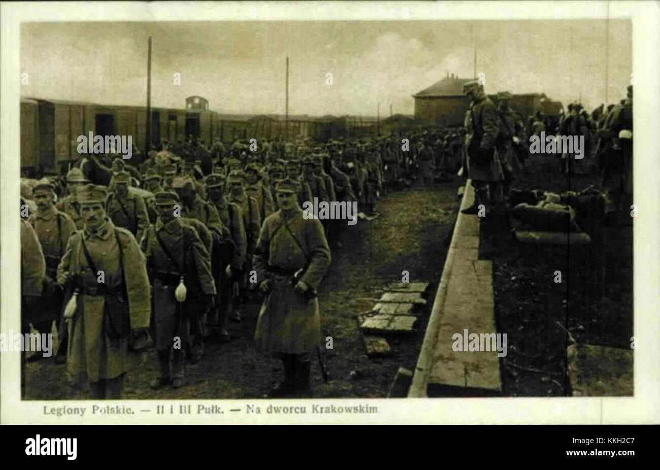 Ein Foto aus dem Jahr 1914, das das zweite und dritte Regiment der polnischen Legionen am Bahnhof Kraków zeigt, wo Soldaten in Uniform gefangen genommen werden, die sich auf den Einsatz während des Ersten Weltkriegs vorbereiten Stockfoto