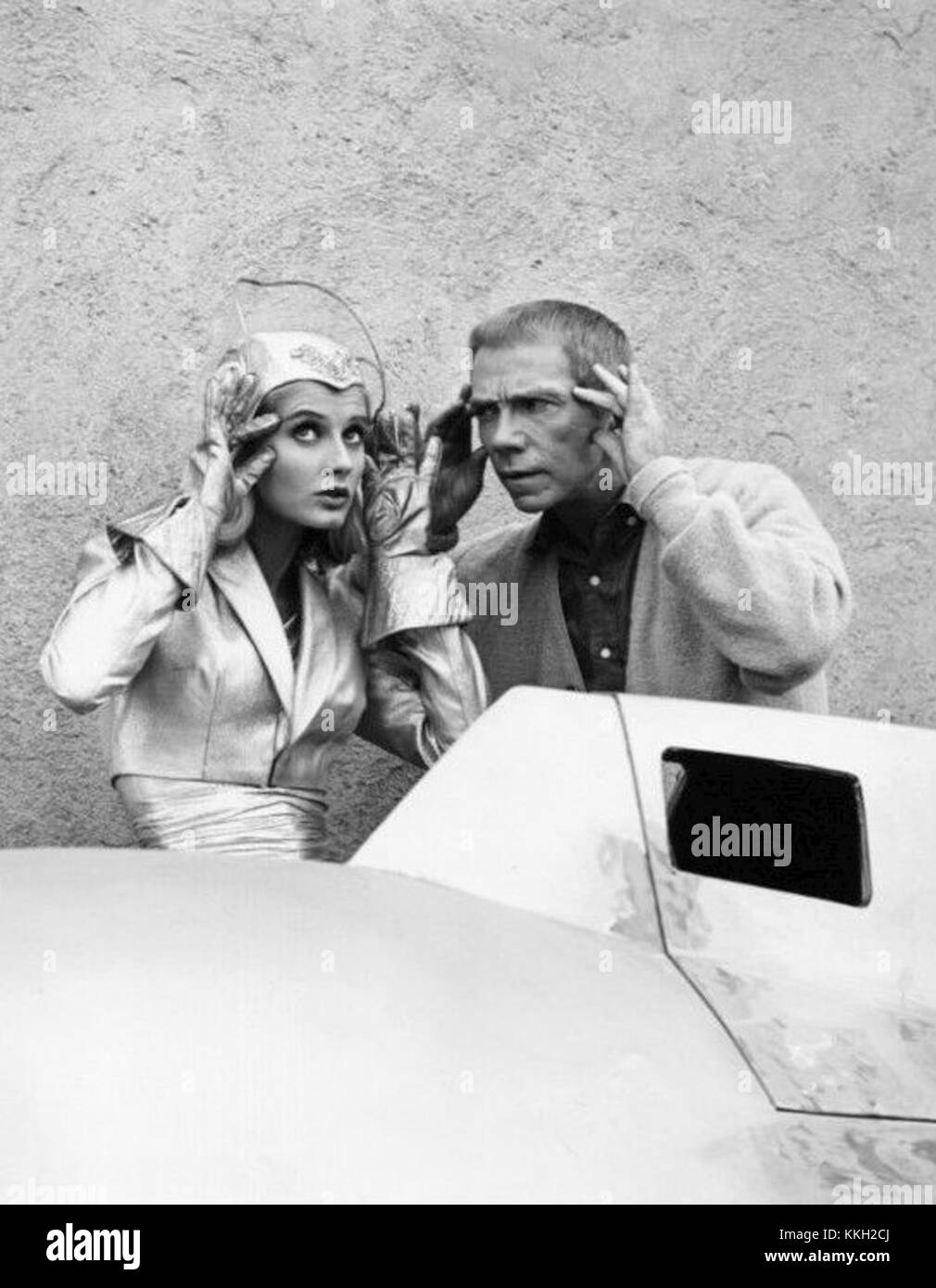 Dieses Bild zeigt Jill Ireland und Ray Walston aus der TV-Serie „My Favorite Martian“ aus dem Jahr 1965. Die Serie war eine populäre Science-Fiction-Komödie in den 1960er Jahren, die sich auf die Interaktionen zwischen einem Erdling und einem Marsianer konzentrierte. Stockfoto