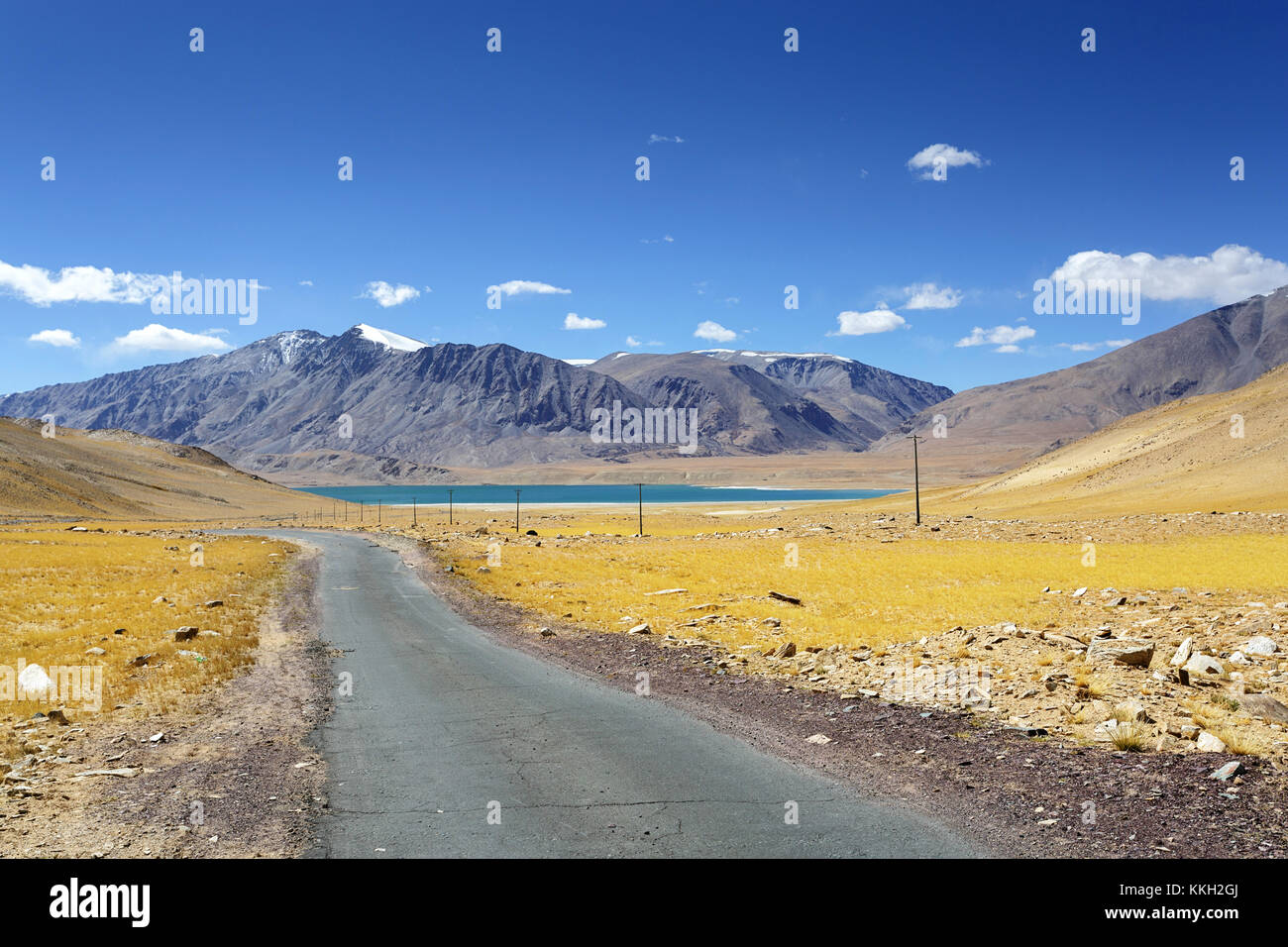 Der Weg in die fantastische Panorama der trockenen Landschaft bei Tso Kyagar nera Tso Moriri, Ladakh, Jammu und Kaschmir, Indien. Stockfoto