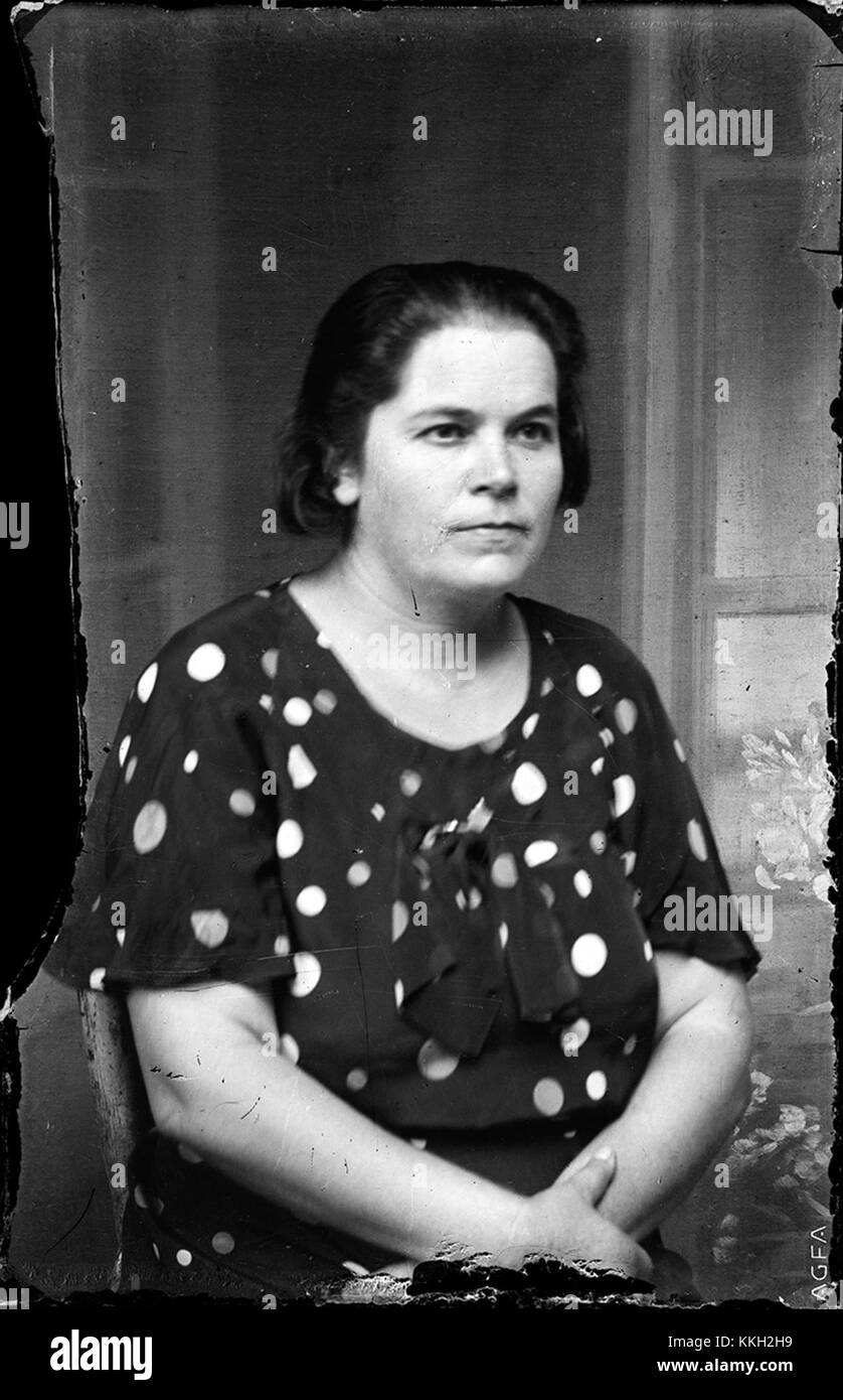 Ein Foto einer Frau, aufgenommen 2014, das einen offenen Moment zeigt, der in natürlichem Licht aufgenommen wurde. Stockfoto