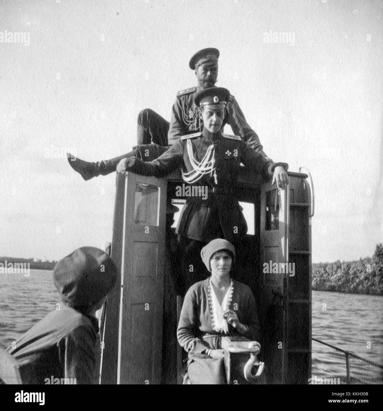 Nikolaus II. Von Russland, der letzte Zar Russlands, wird mit seiner Familie auf dem Fluss Dnieper dargestellt. Dieses Bild fängt einen historischen Moment vor dem tragischen Ende der Familie ein und spiegelt ihr königliches Leben und ihre persönlichen Beziehungen wider. Stockfoto