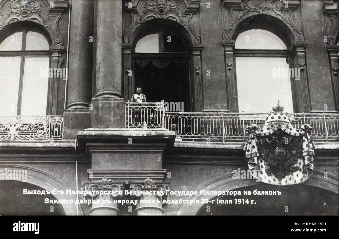 Ein Bild, in dem Zar Nikolaus II. Von Russland die Kriegserklärung gegen Deutschland im August 1914 vom Balkon des Winterpalastes in St. Petersburg, Russland, ankündigte, was Russlands Eintritt in den Ersten Weltkrieg markiert Stockfoto