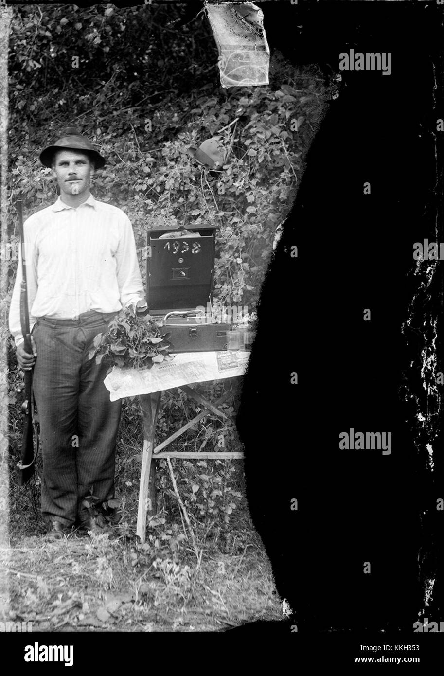 Zwei Bilder halten ein geselliges Treffen im Jahr 1938 fest, bei dem die Gäste Wein und Musik von einem Phonographen genießen. Diese Fotos bieten eine Momentaufnahme des Lebens und der sozialen Bräuche während dieser Zeit in Rumänien. Stockfoto