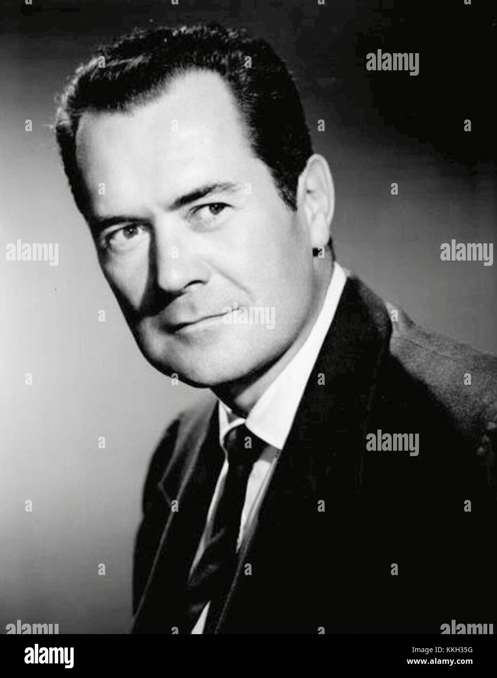 Frank Lovejoy, ein US-amerikanischer Schauspieler, der für seine Rollen in Film und Fernsehen bekannt ist, wird in diesem Porträt von 1958 festgehalten. Lovejoy war eine prominente Figur im amerikanischen Kino Mitte des 20. Jahrhunderts, bekannt für seine harten Rollen in Noir-Filmen und -Dramen. Stockfoto